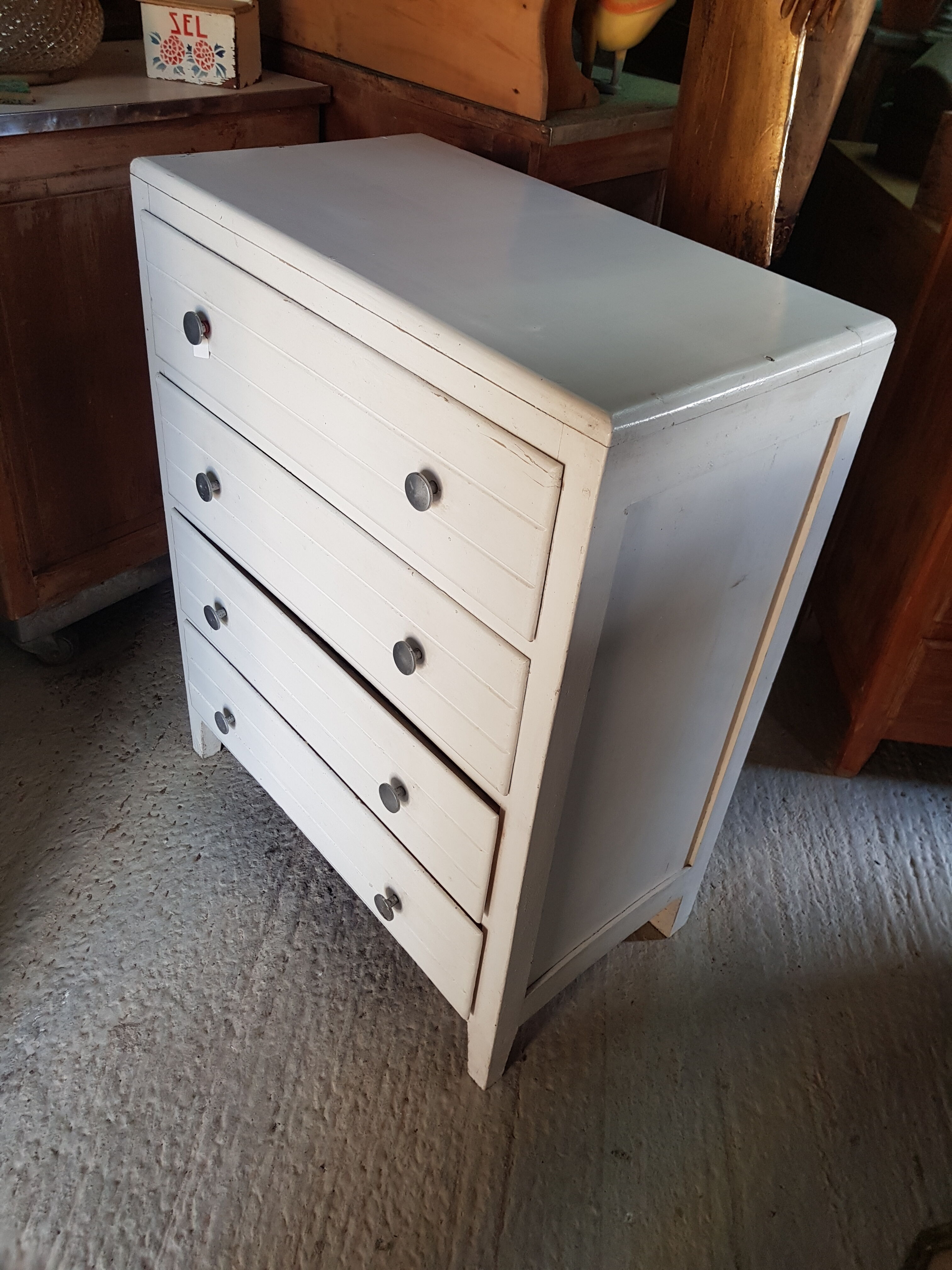 White chest of drawers