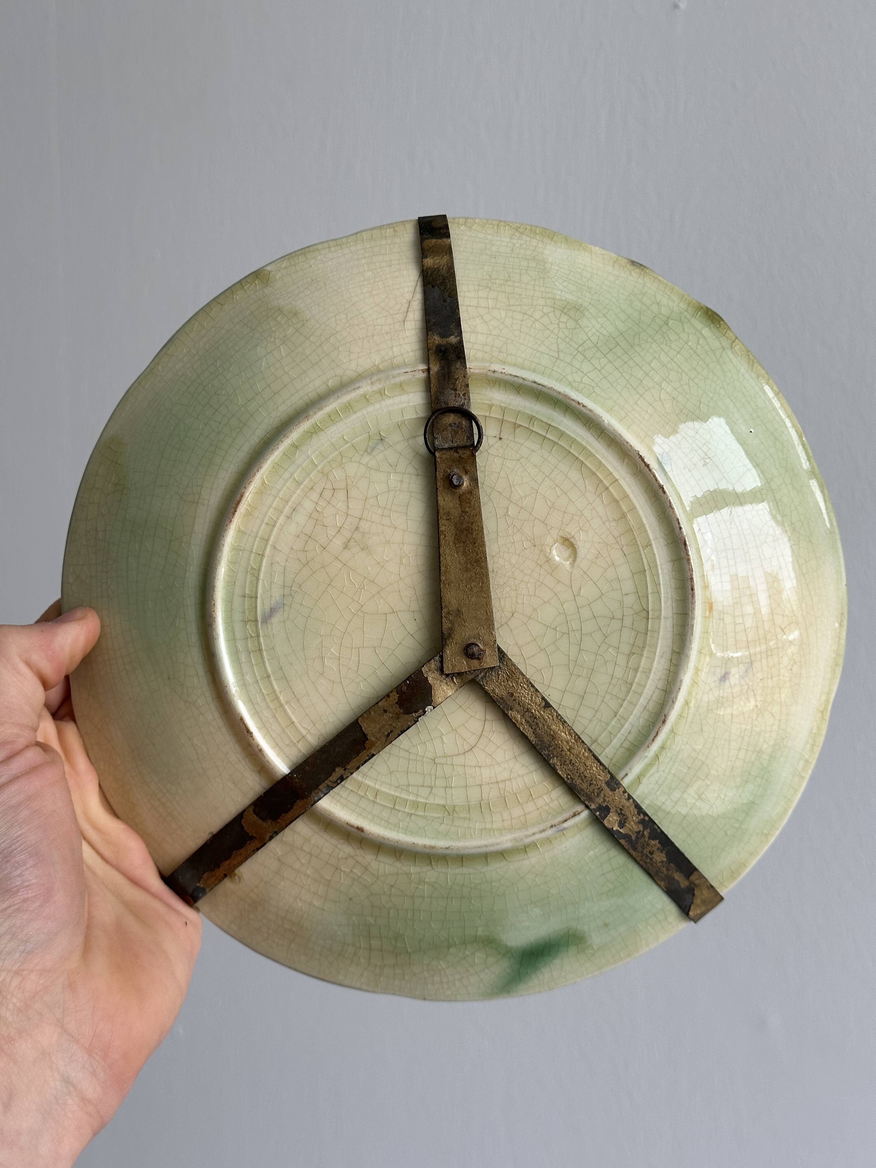 Assiette en barbotine