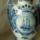Paire de vases en faience de delft hollande decor marine bateaux