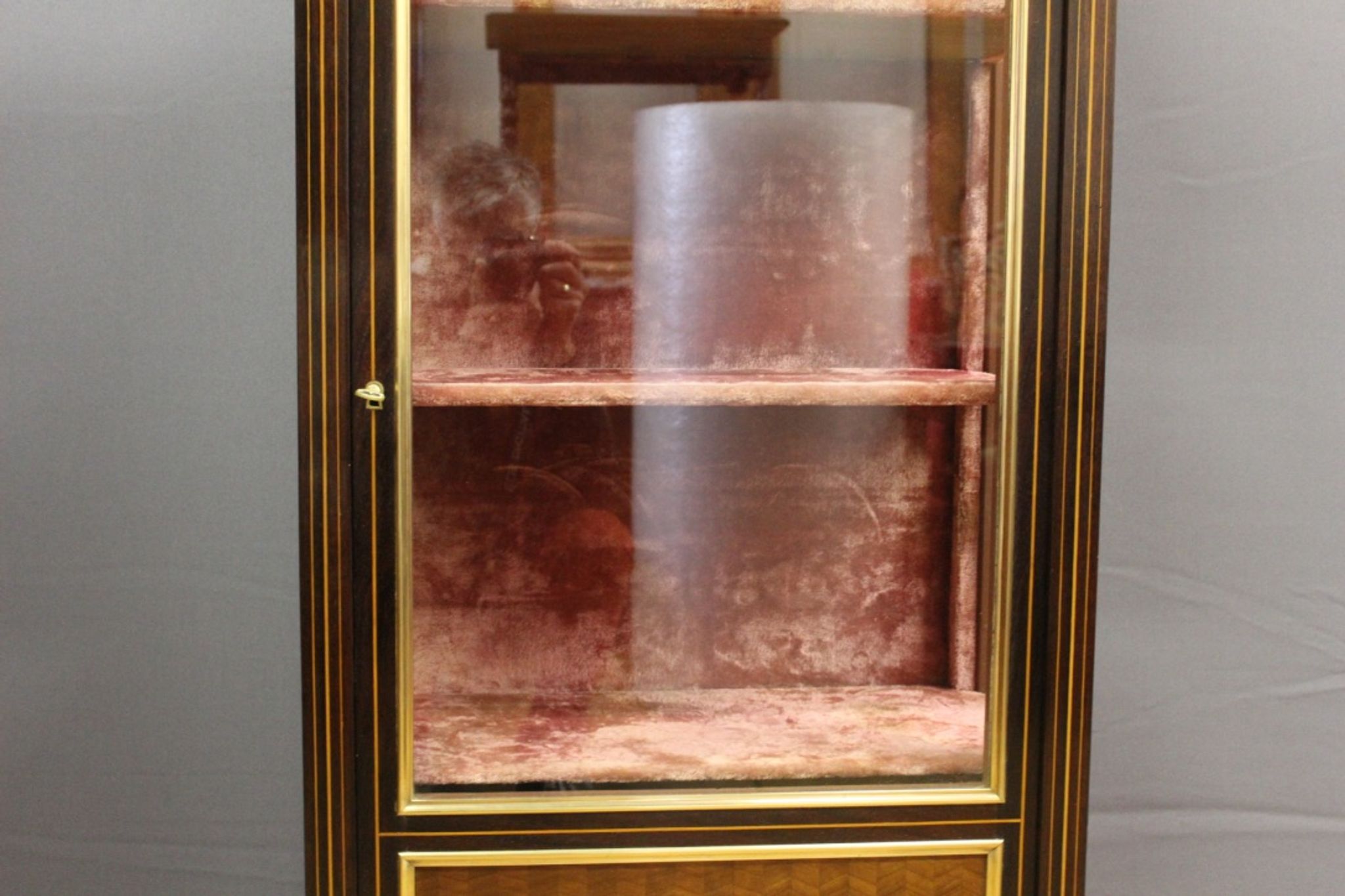 Vitrine de style Louis XVI en marquetrie