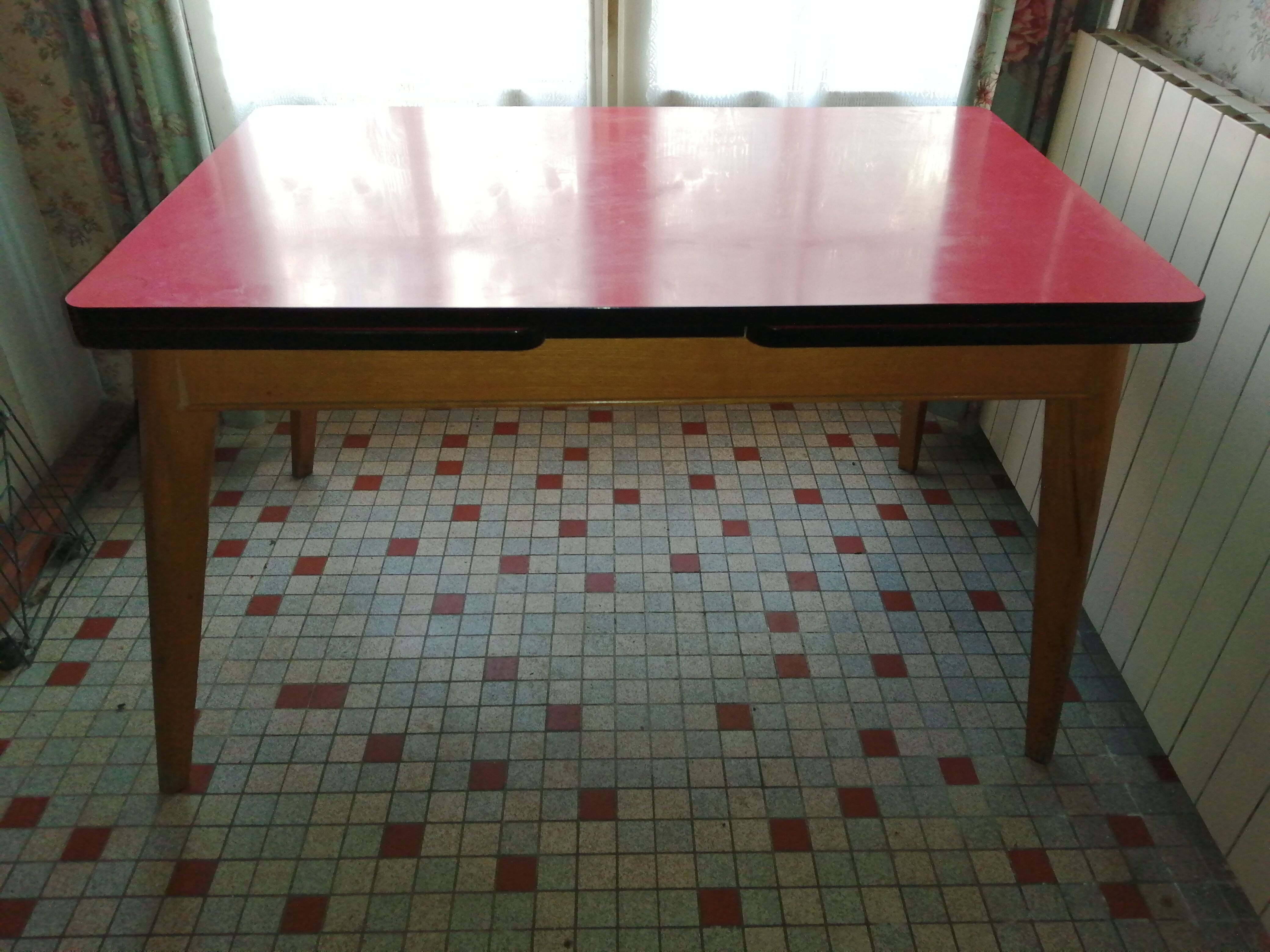 Table en formica rouge en tbe