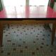 Table en formica rouge en tbe