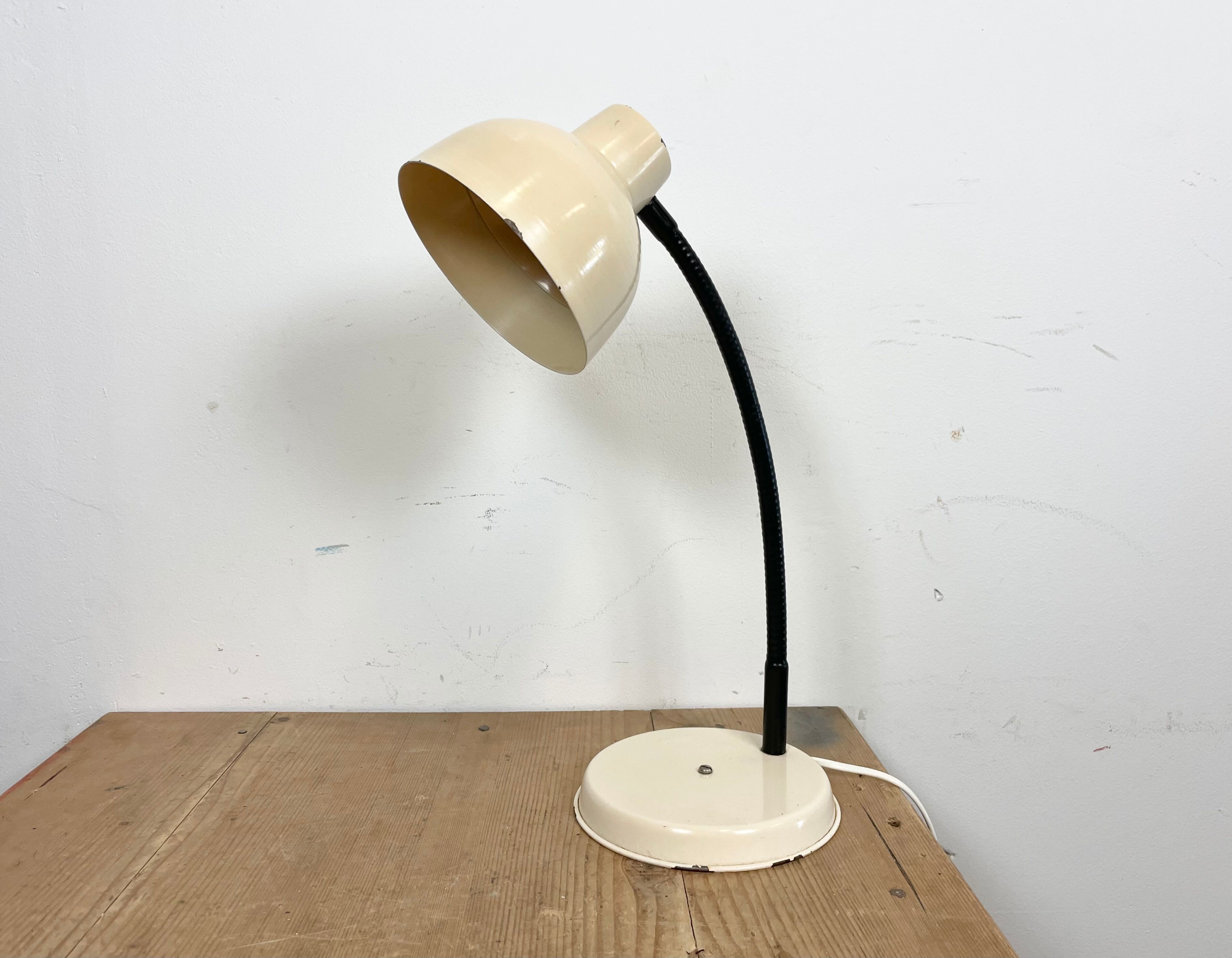 Beige industrial gooseneck table lamp, 1960s