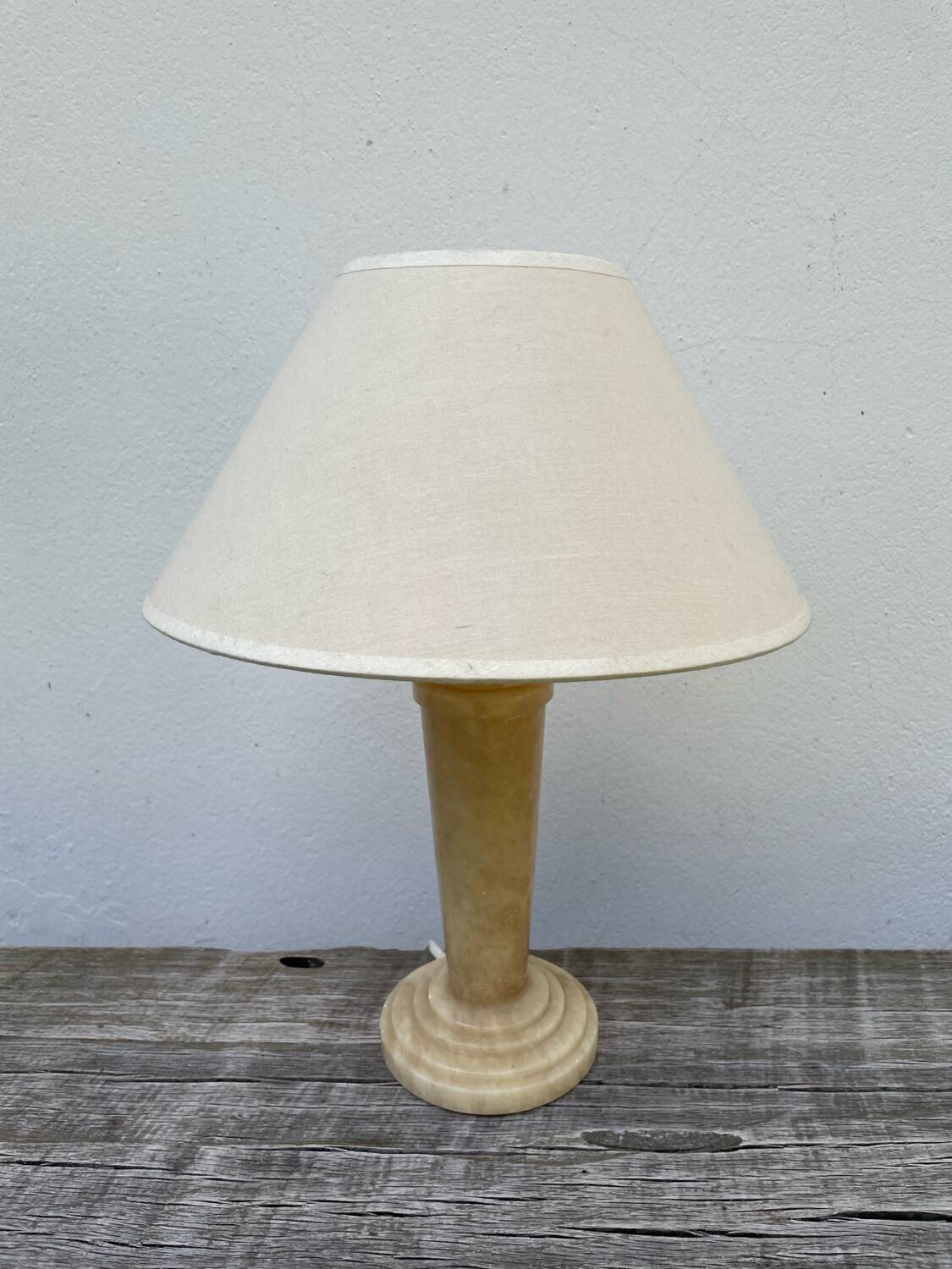 Beige alabaster art deco lamp