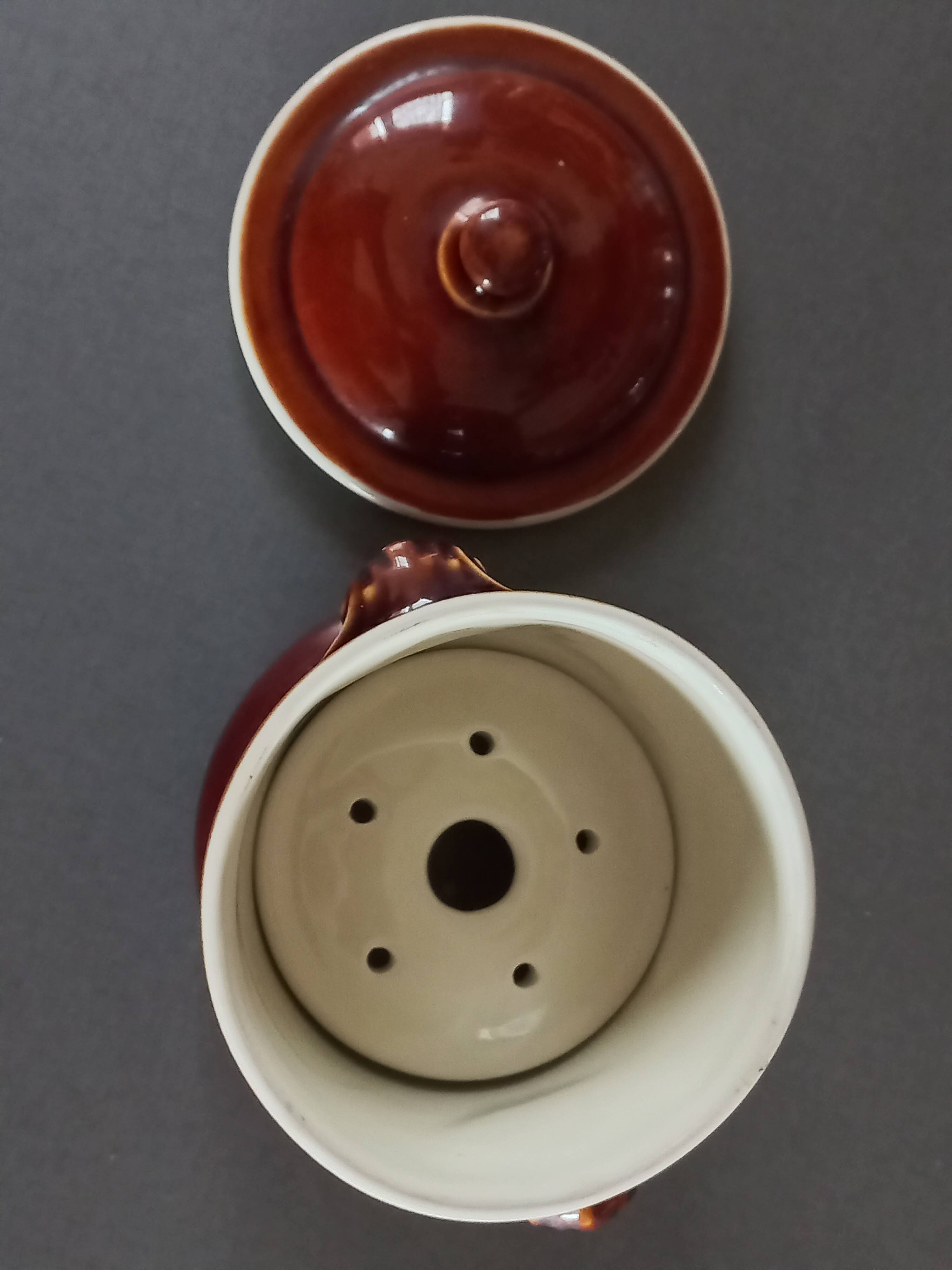 Stoneware pot with lid