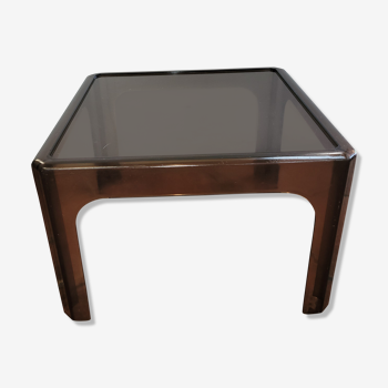 Table basse en plastique fumé