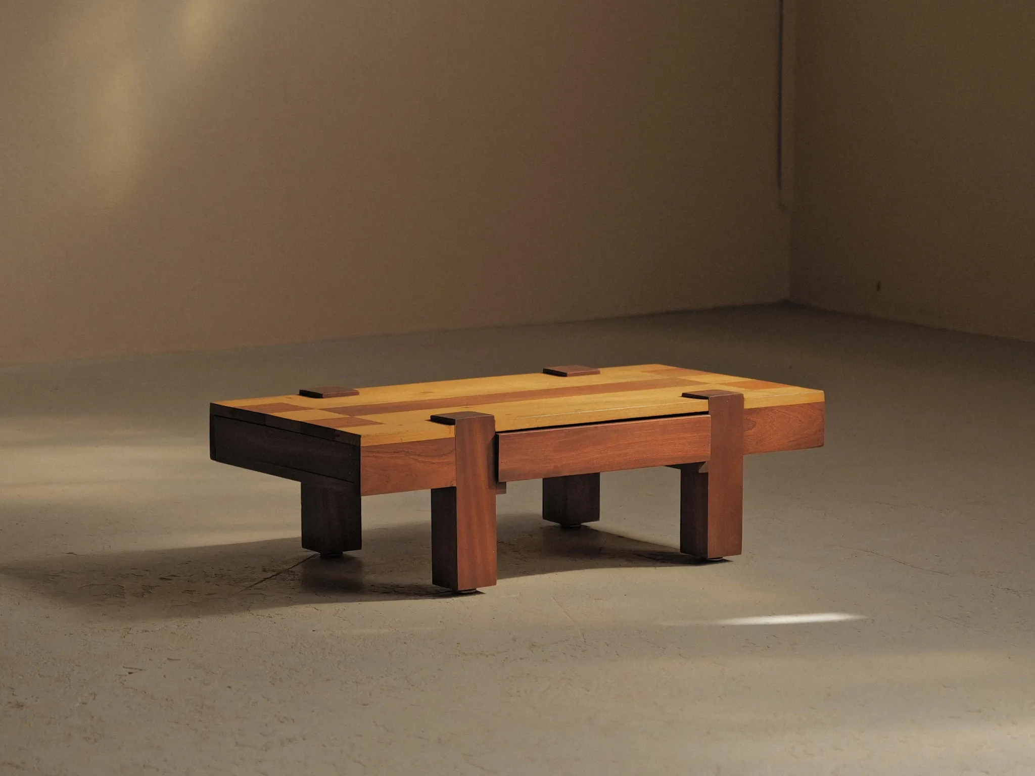 Table basse artisanale à plateau graphique, vers 1980