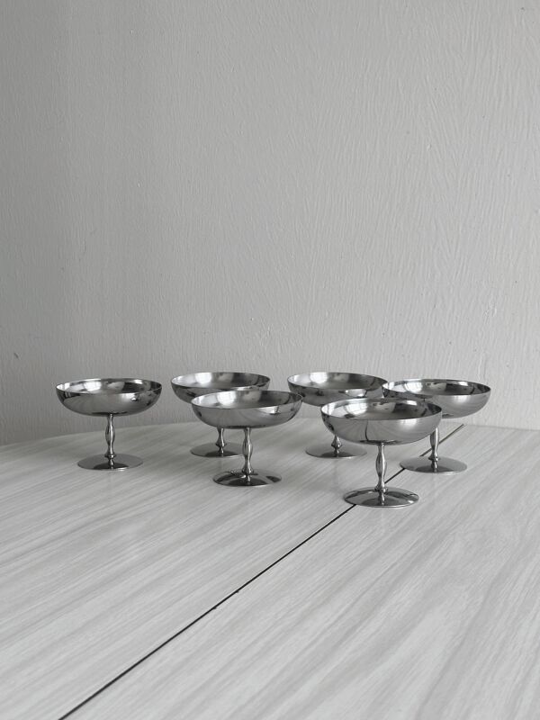 6 coupelles sur pied en inox mat