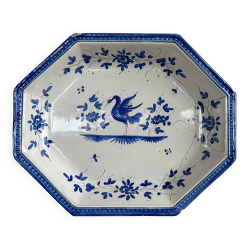 Antique octagonal plate in blue and white pottery with bird decoration.