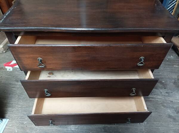 Solid wood chest of drawers with 3 patinated varnished drawers
