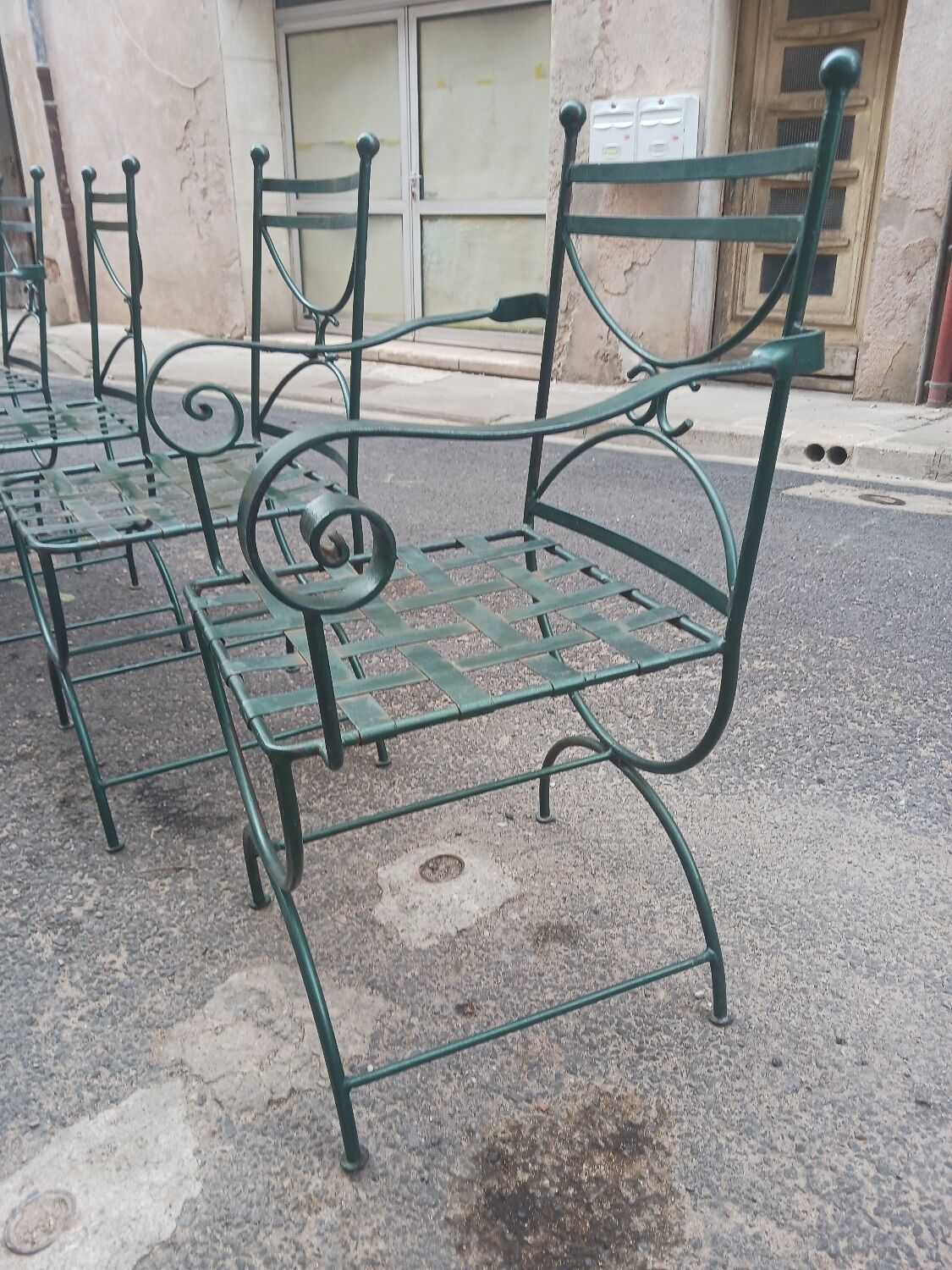 Deux fauteuils et deux chaises de jardin en fer forgé 20 eme