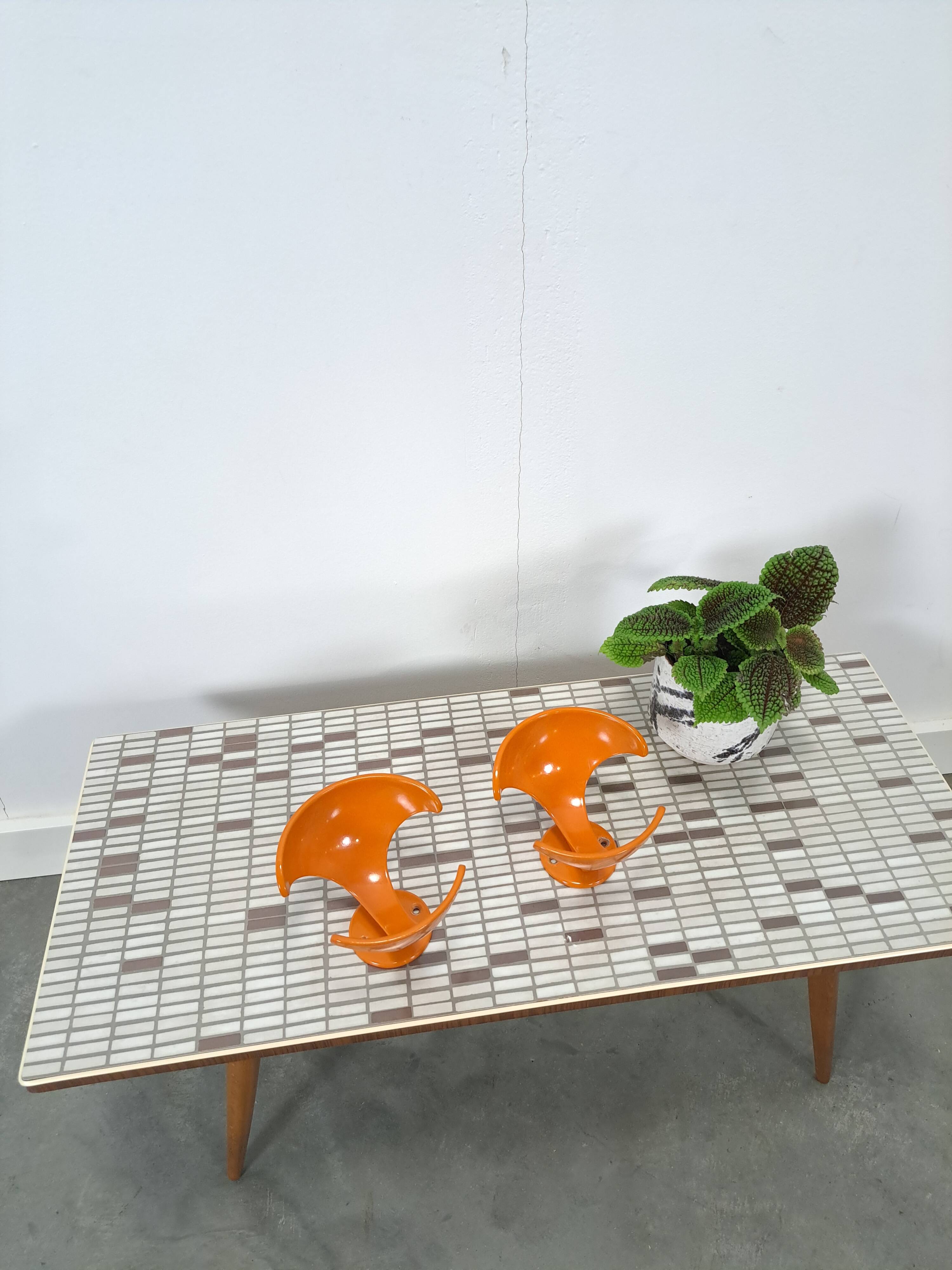 Set 2 x space age oranje haken, wandhaak, kapstok