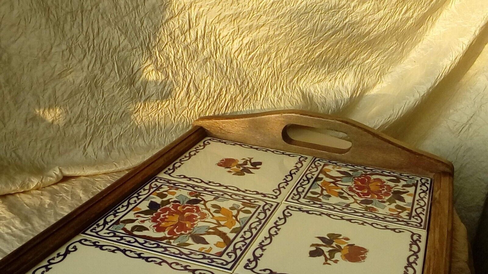Wooden top and faience of gien decoration peony