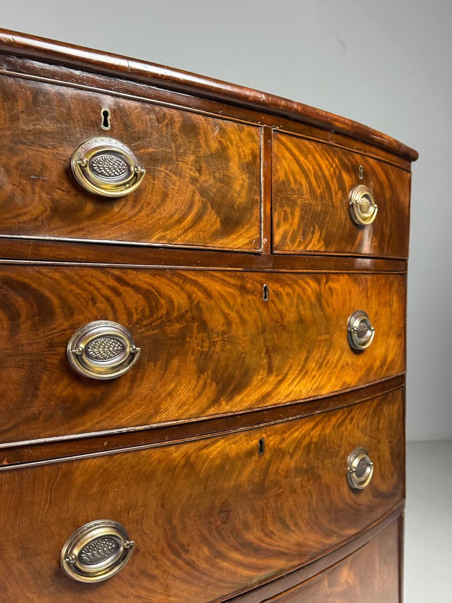 Commode en acajou à façade bombée