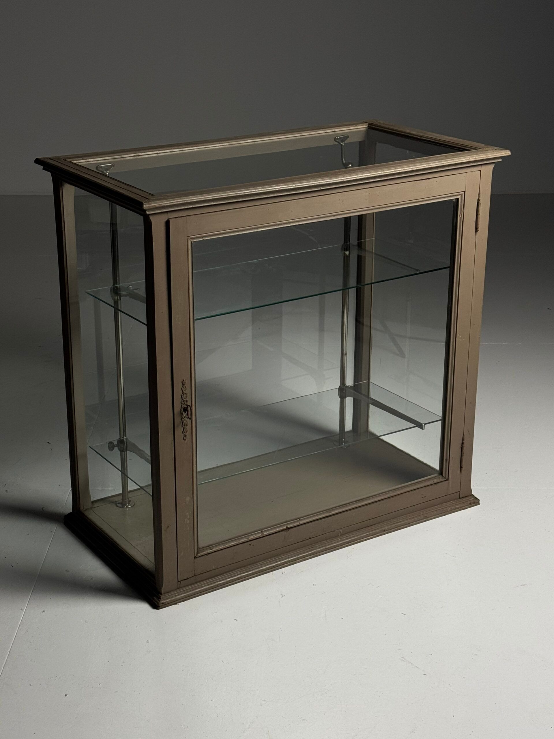 Vitrine française du début du 20e siècle grise