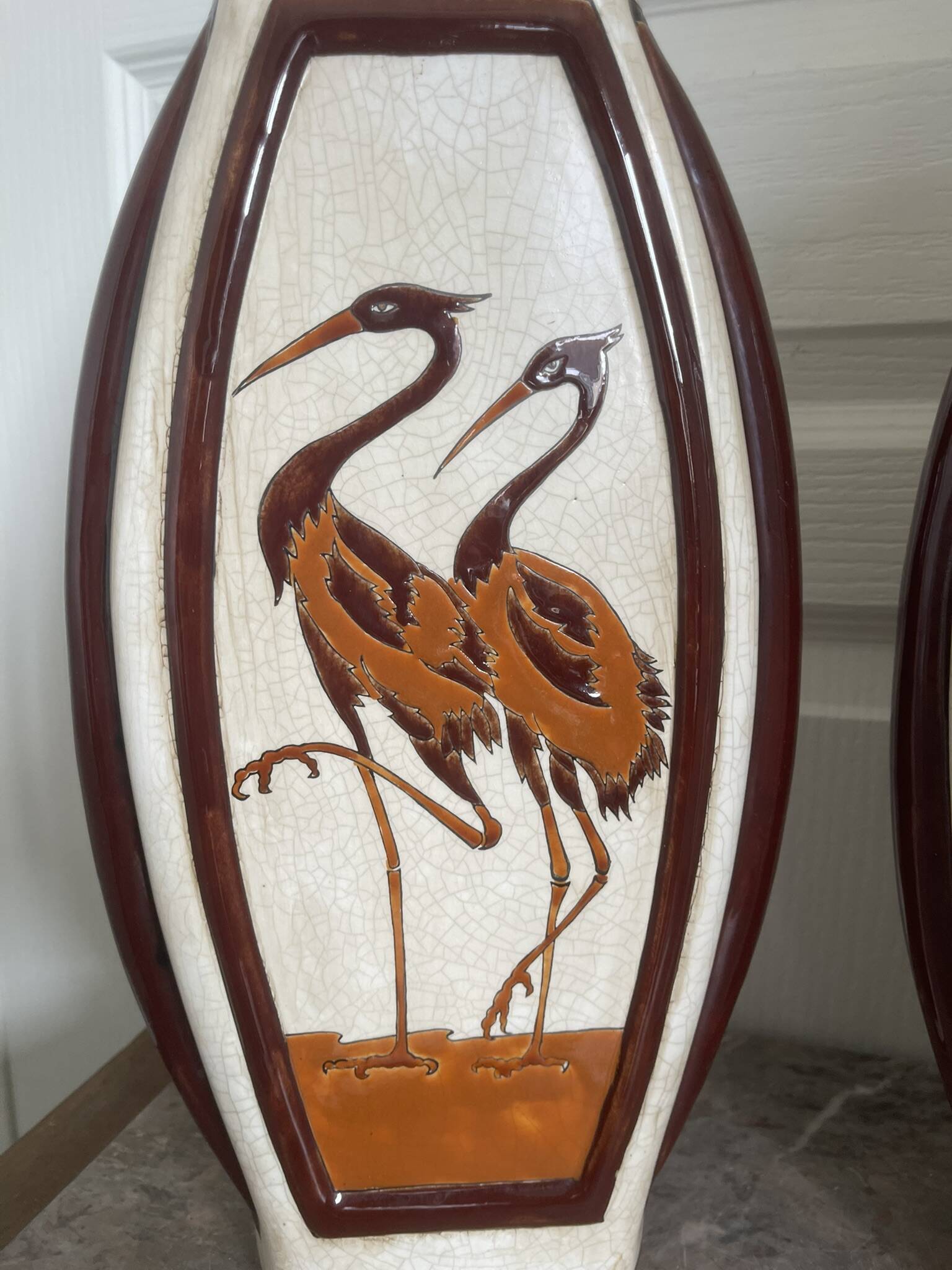 Paire de vases en céramique craquelée Art déco décor échassier Keralouve la Louvière