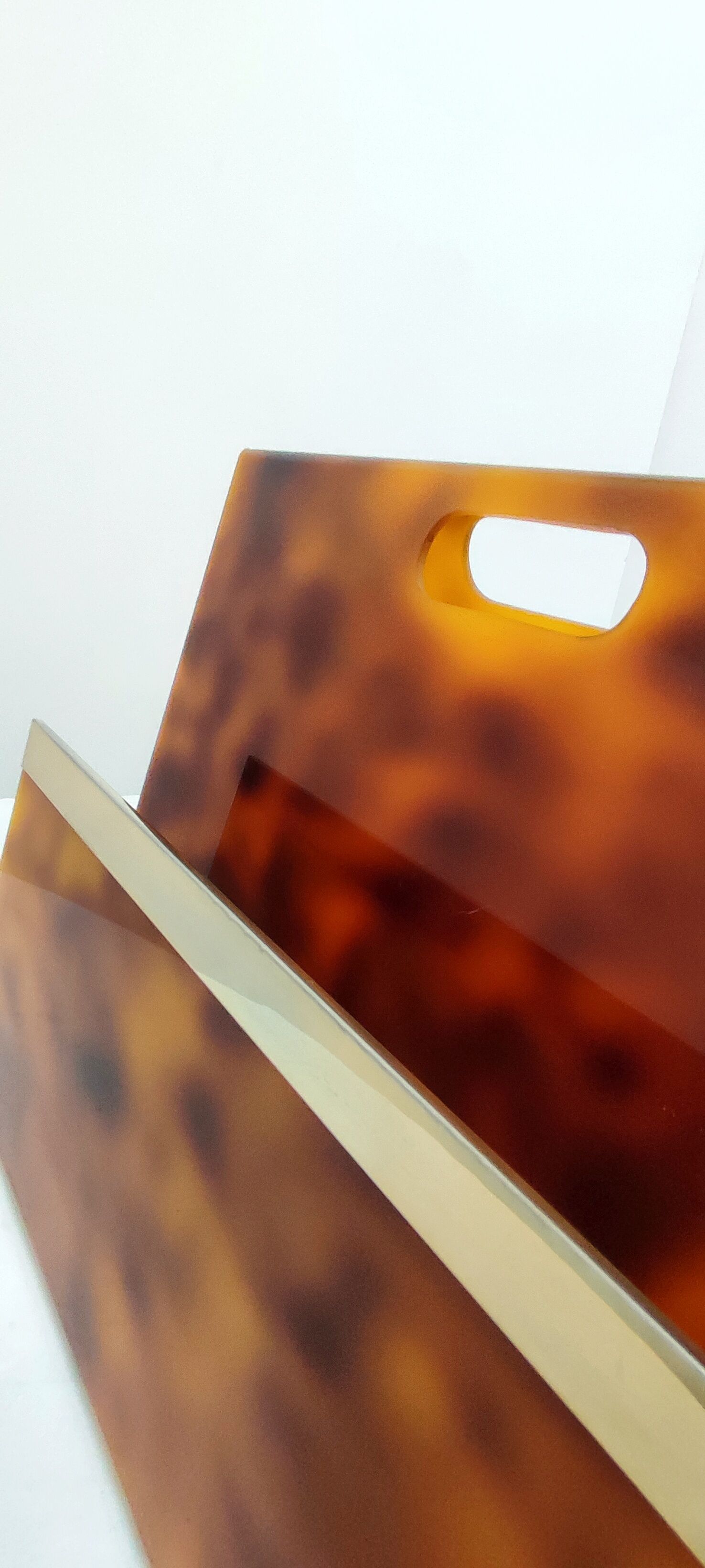 Porte-revues en méthacrylate et laiton Italie années 1970.