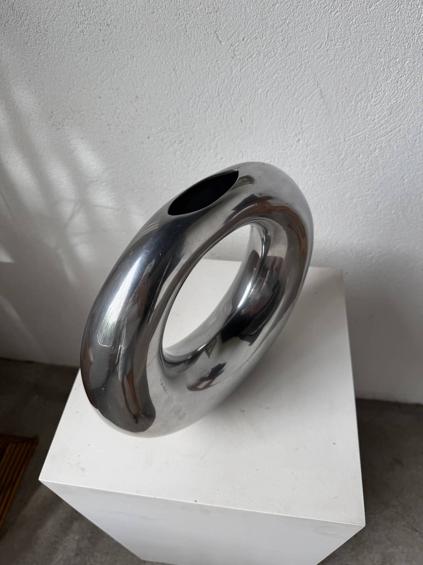 Round aluminium loop vase