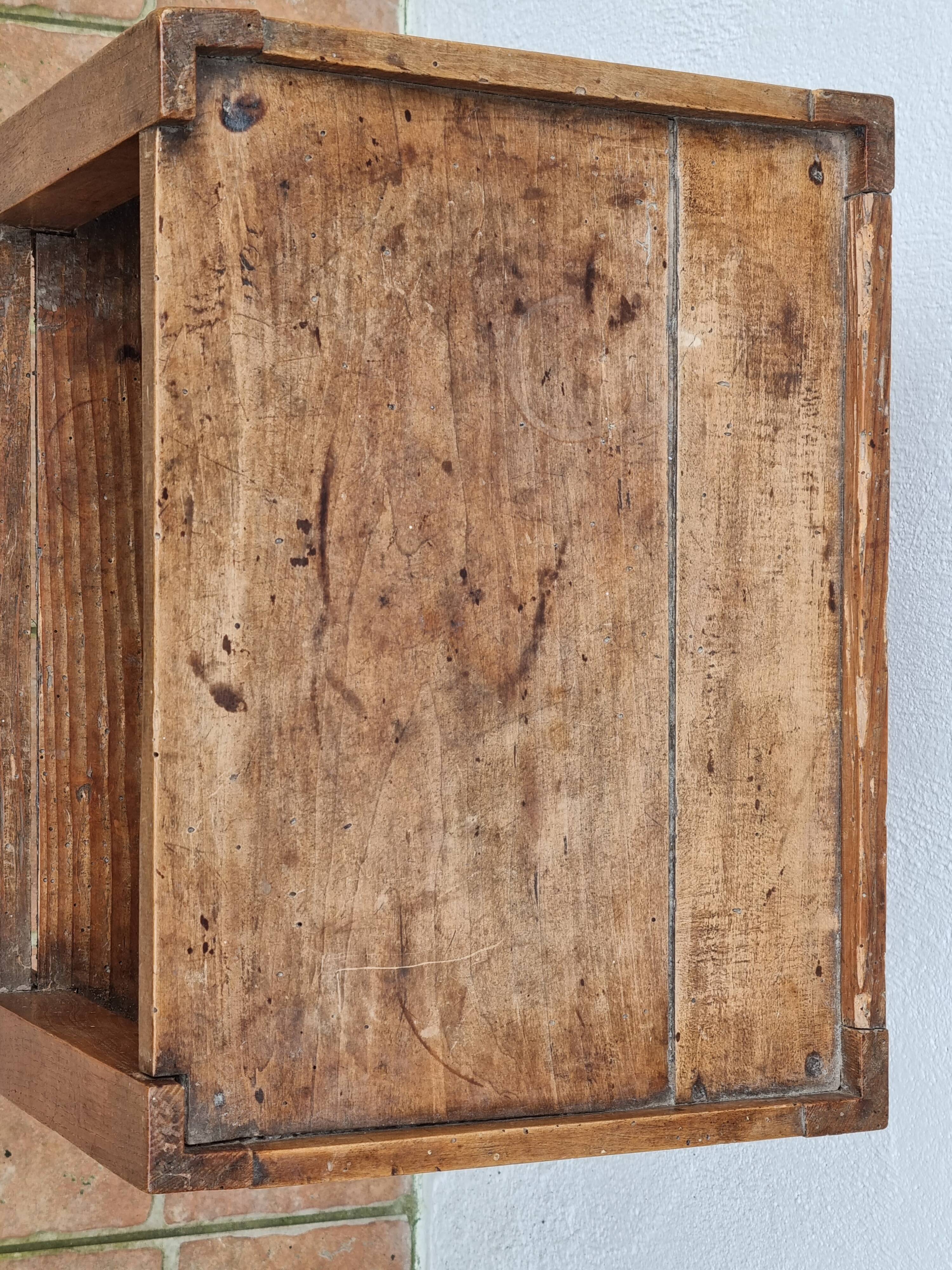 Table de chevet ancienne en bois, poignées latérales ajourées, fin XIXe