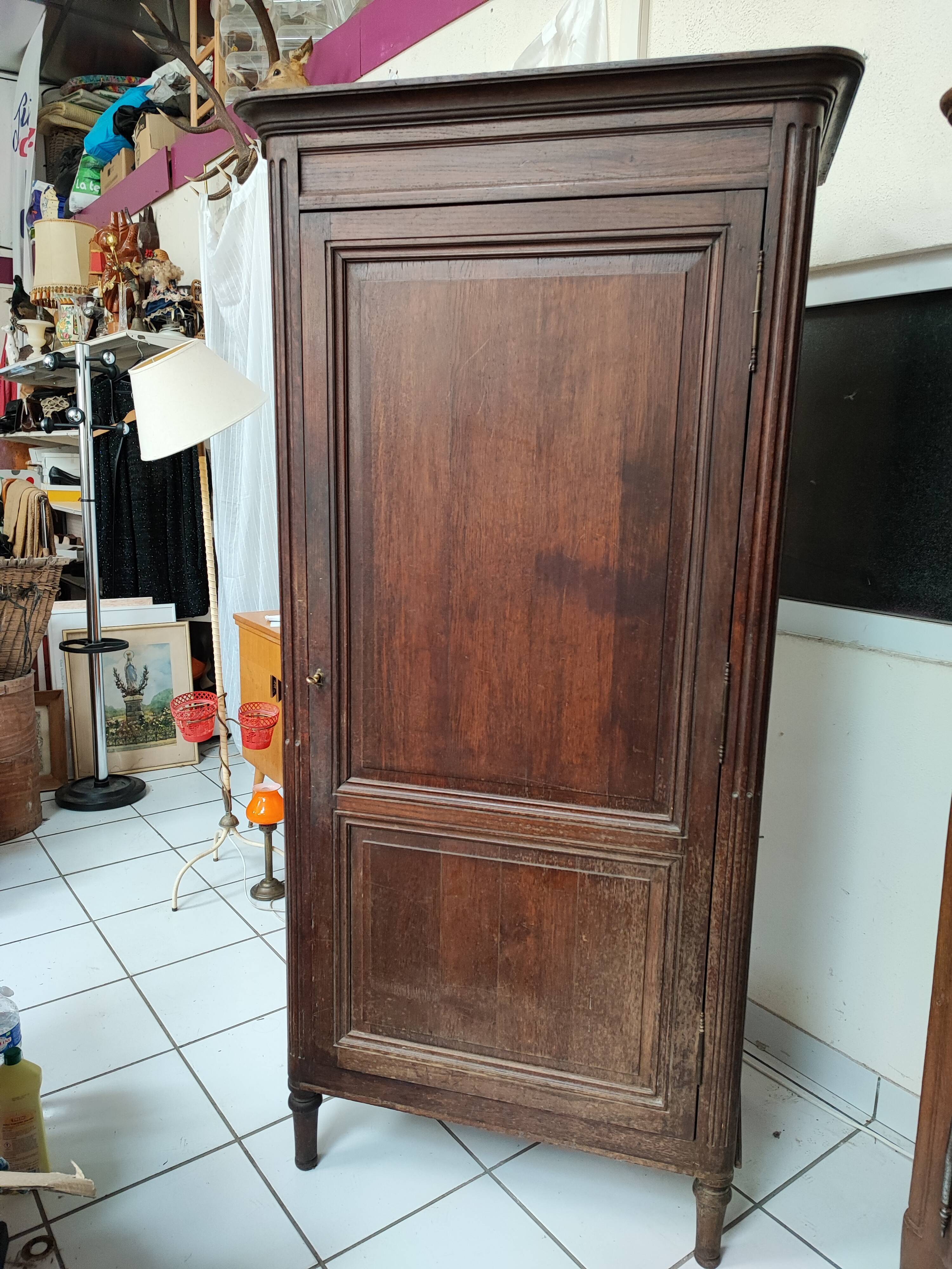 Bonnetière man standing cabinet a door
