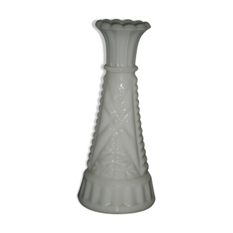 Vase en opaline de foire cône motif géométrique