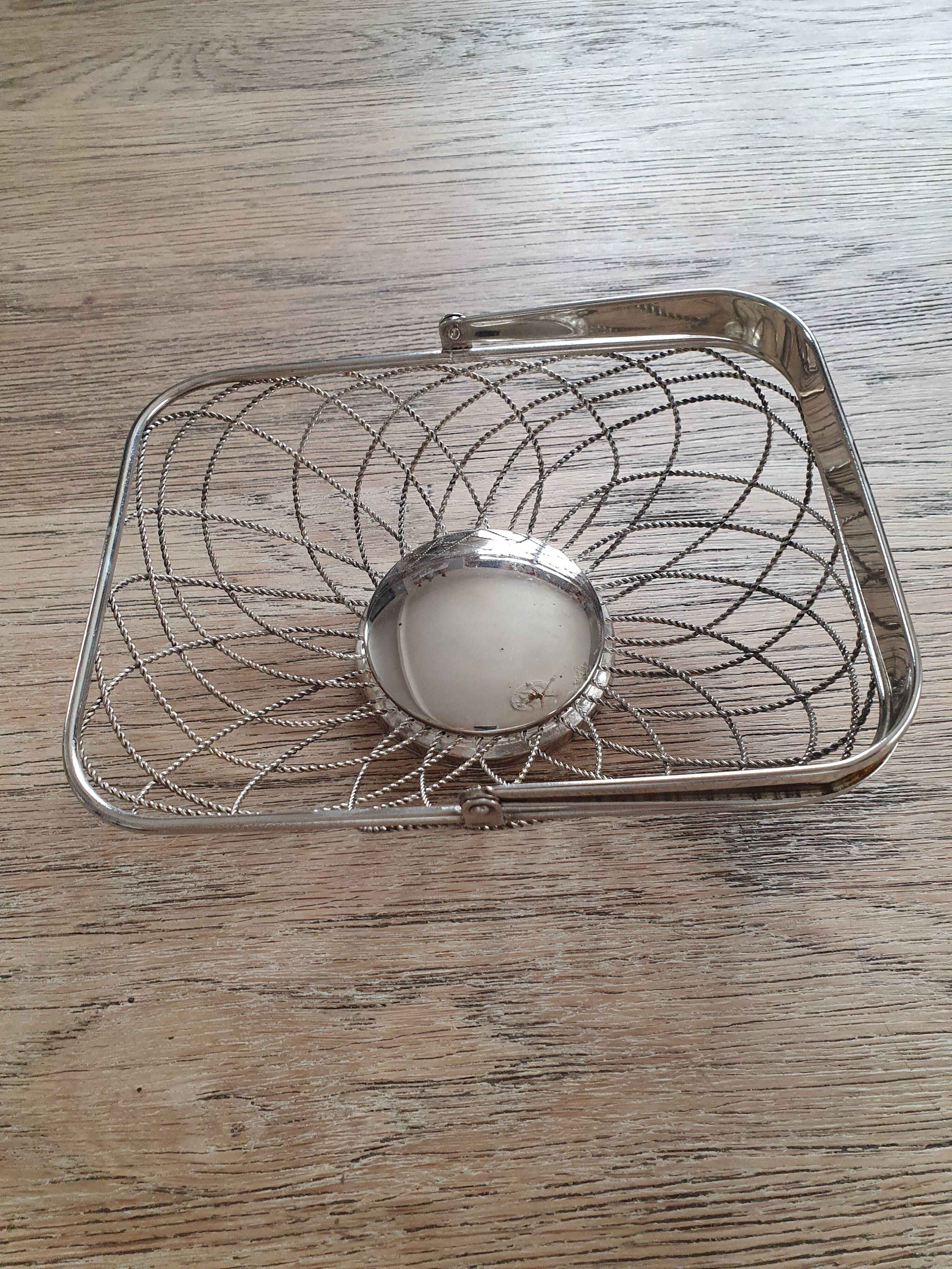 Basket / Basket in chrome-plated braided metal.