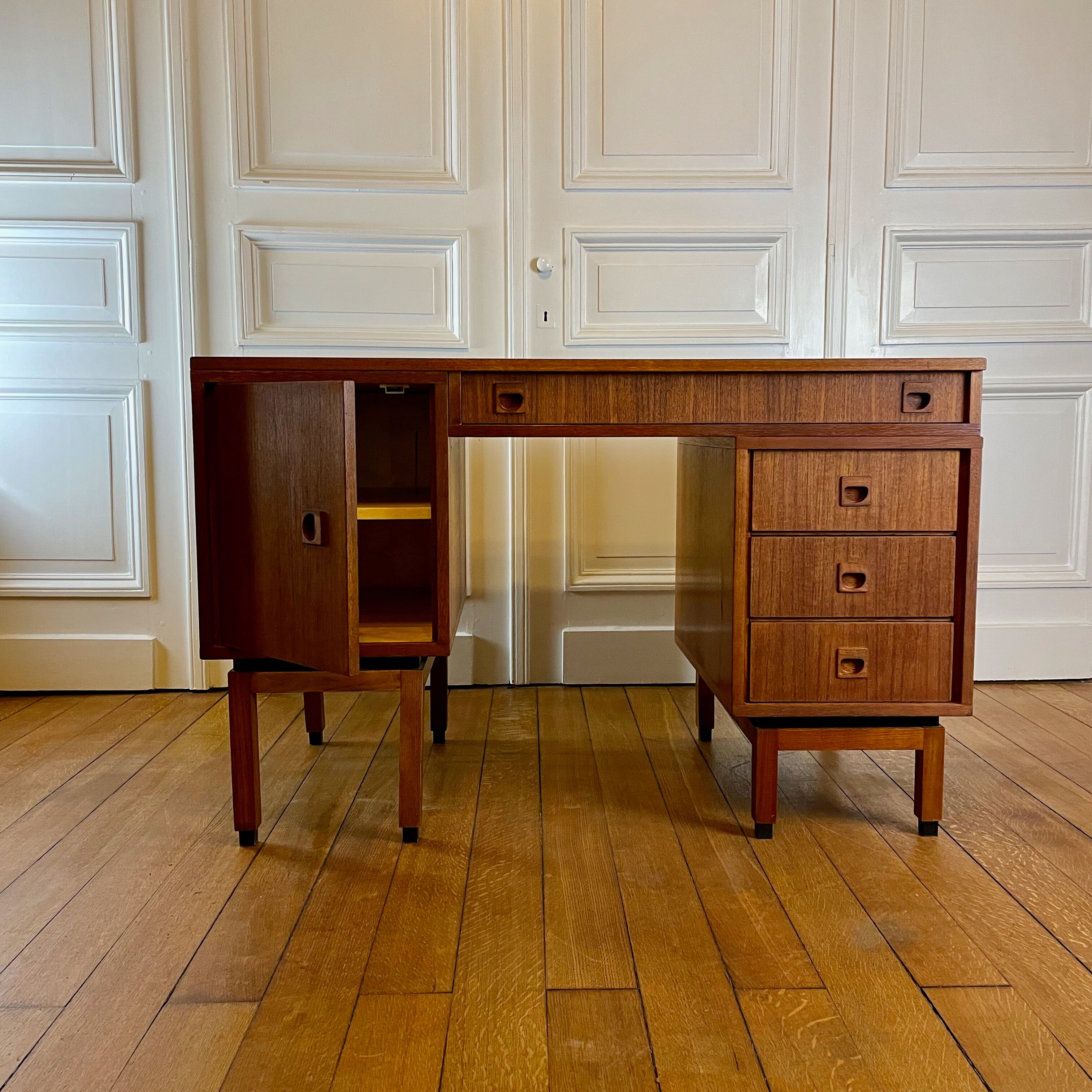 Modernist Office MDK