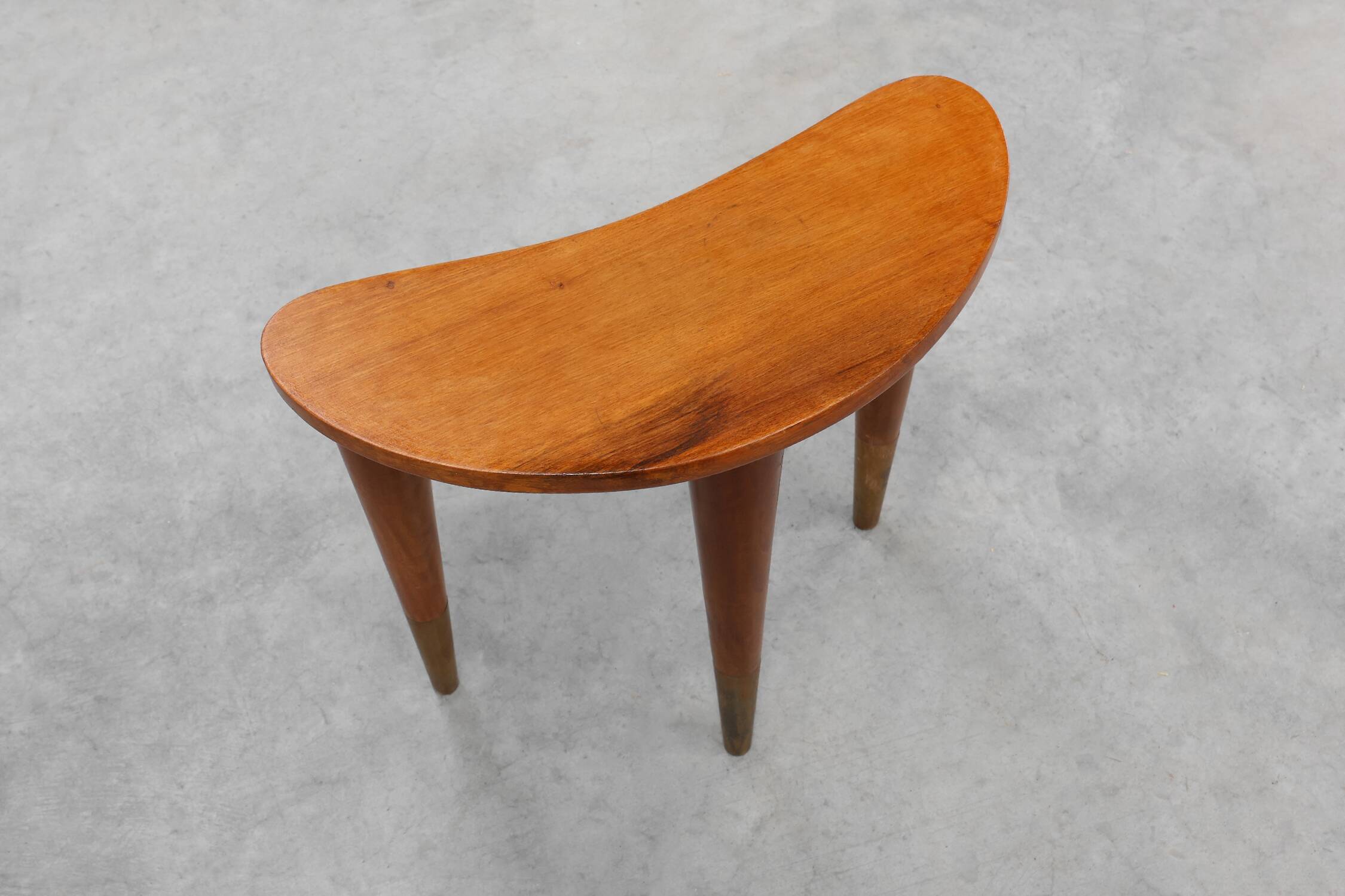 Petite table en bois et laiton estampillée "Italia" dans le style de Gio Ponti.