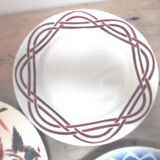 Six assiettes dépareillées en faîence