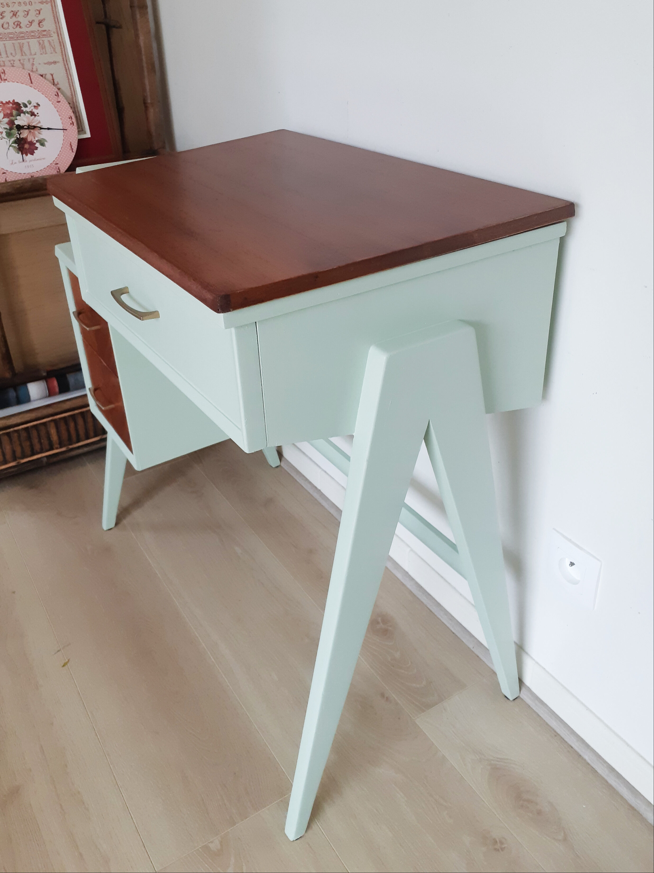 Bureau en bois vintage années 50 vert d'eau pieds compas