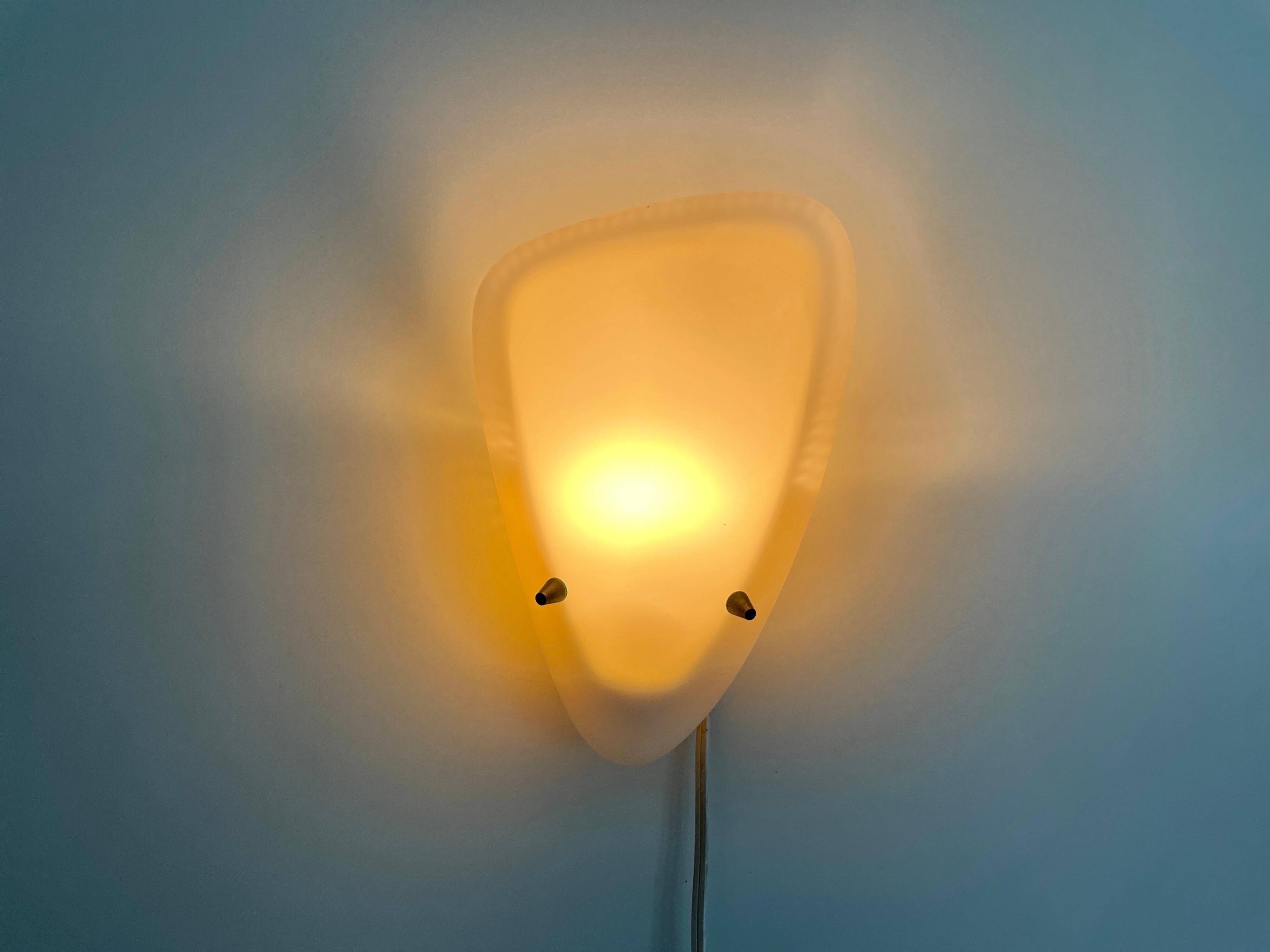 Applique simple du milieu du siècle en plexiglas blanc et métal jaune, années 1950, Allemagne