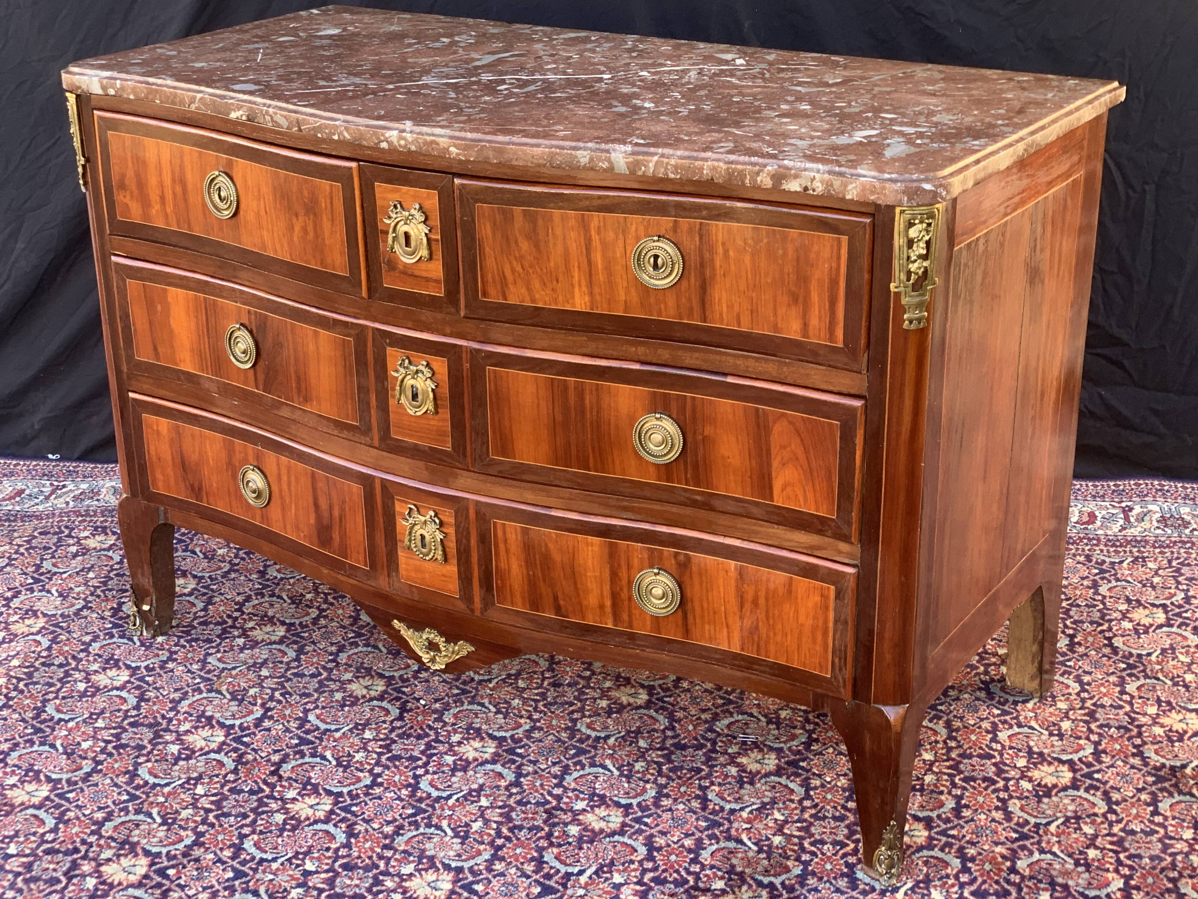 Commode galbée en marqueterie d’époque transition