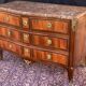 Commode galbée en marqueterie d’époque transition
