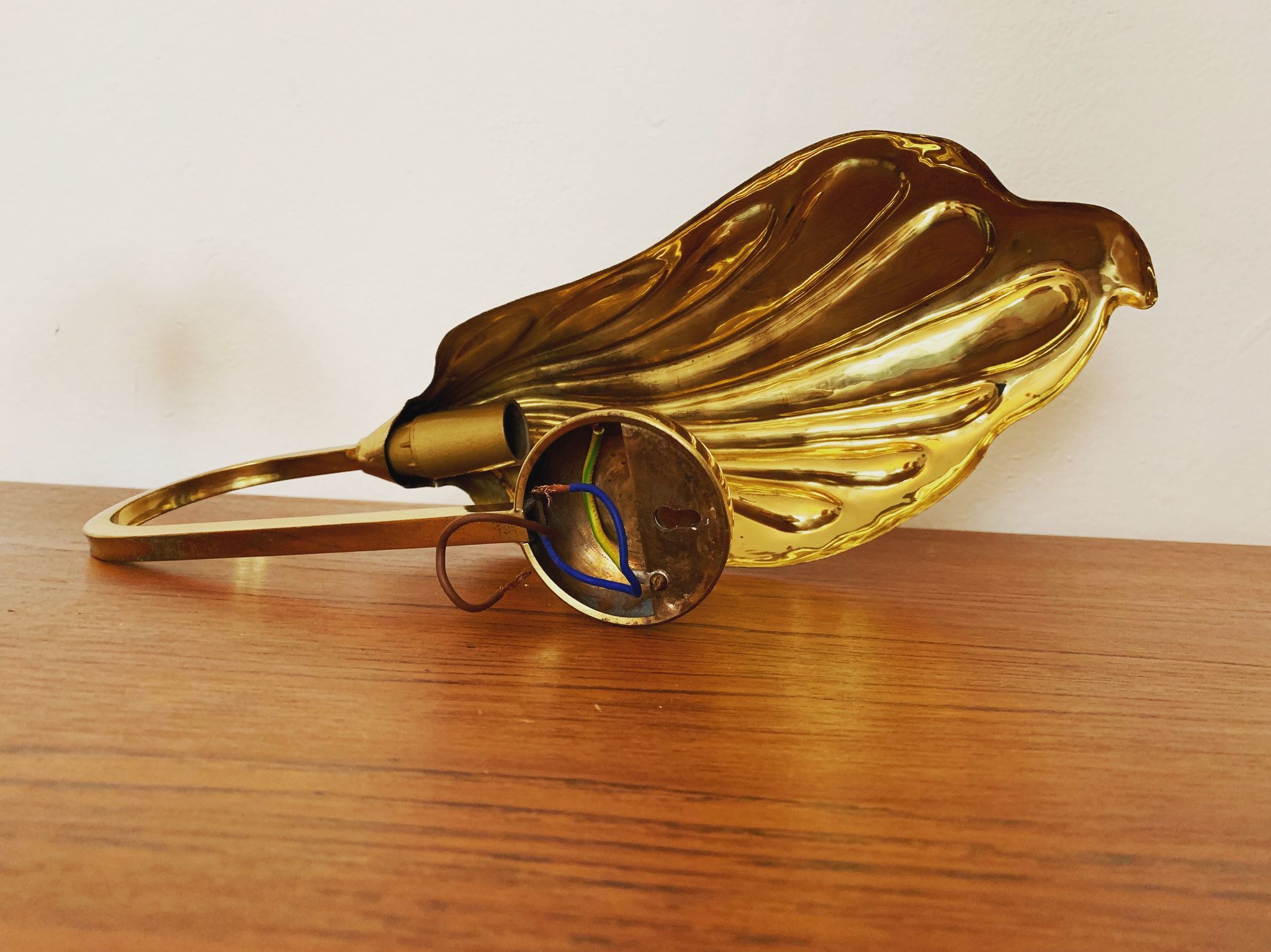 Set of 2 italian Mid Century Modern brass leaf shaped wall lamps by Tommaso Barbi