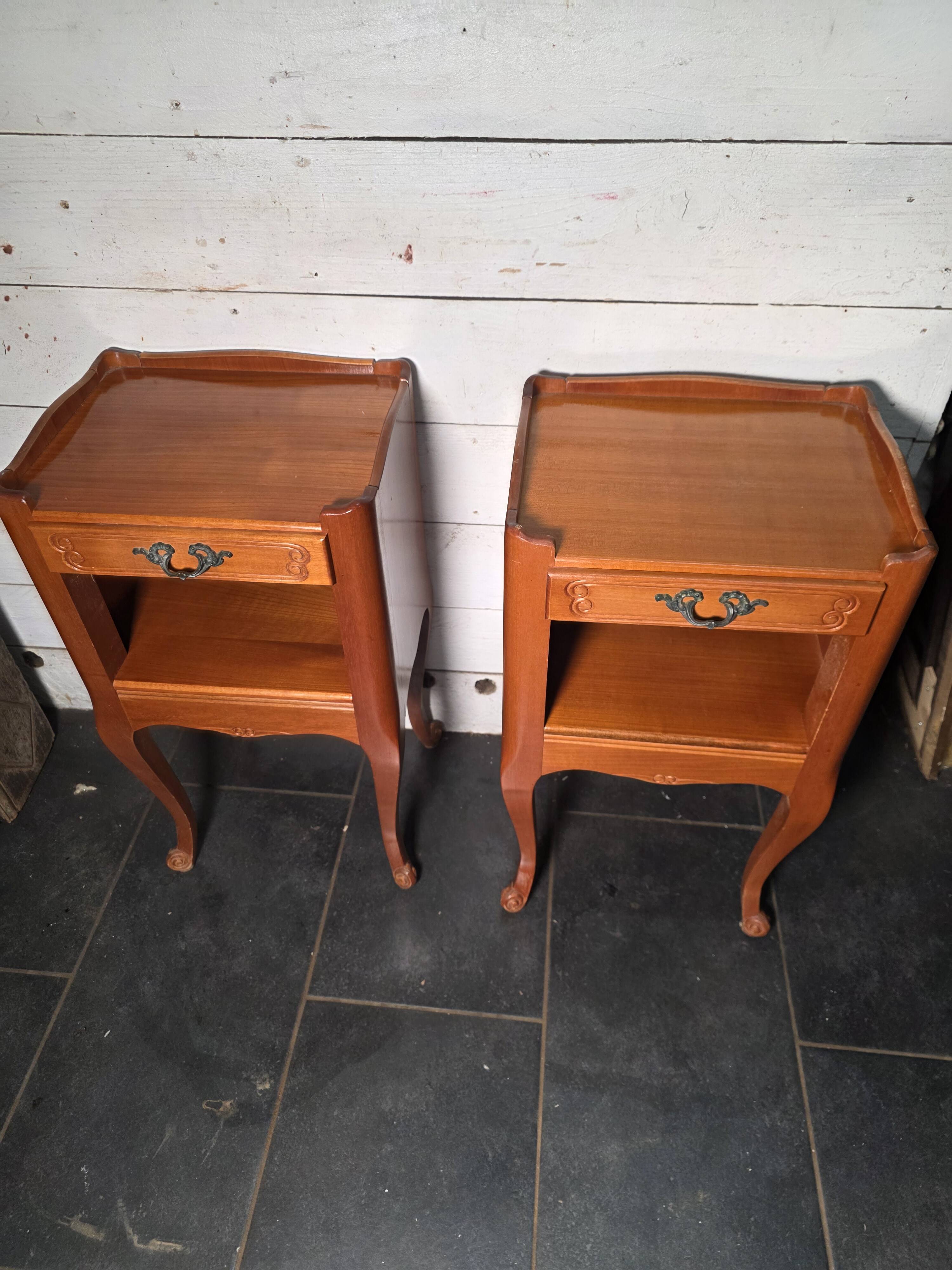 Paire de tables de chevet style Louis XV en merisier
