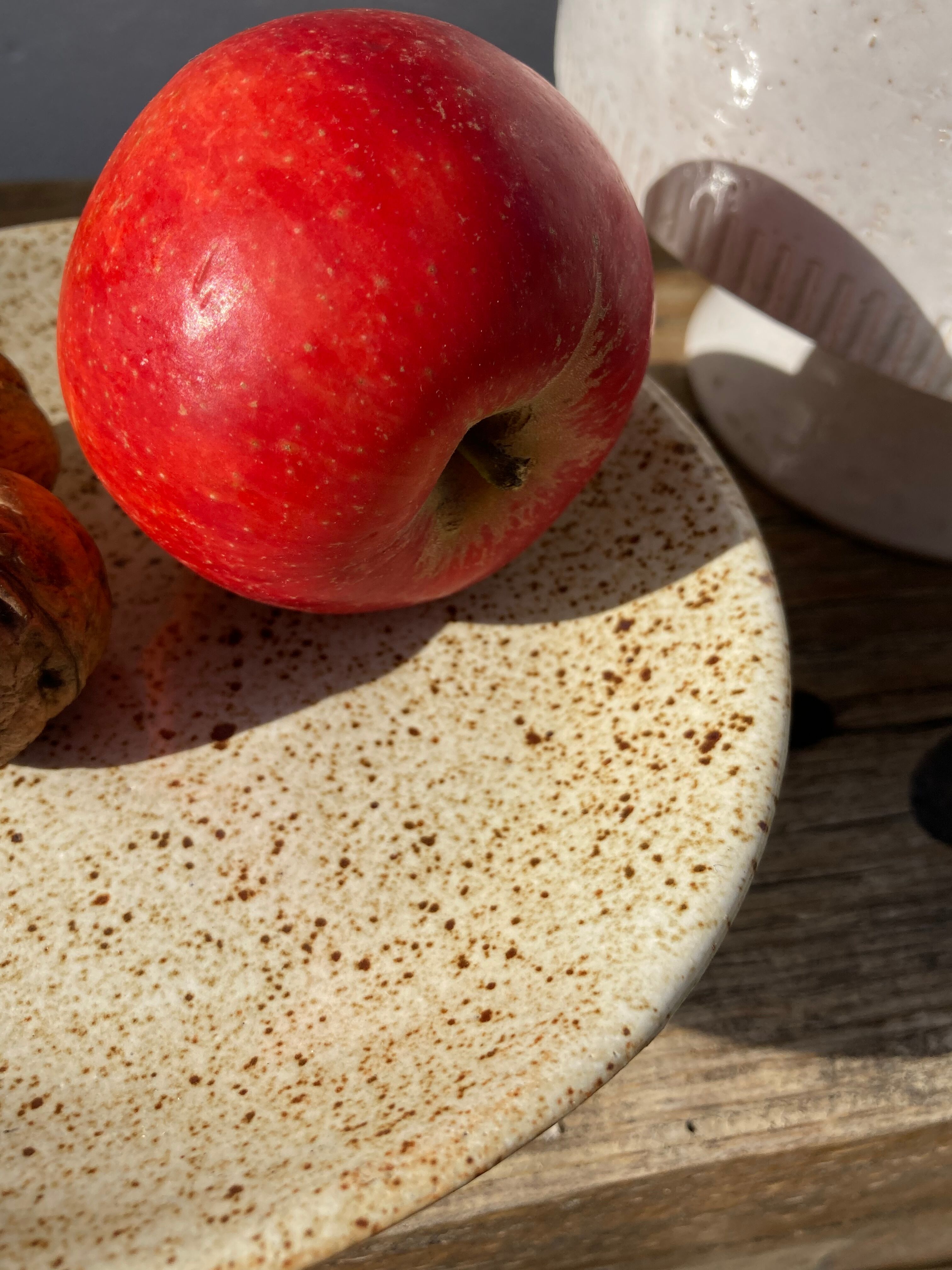 Standing cup in speckled enamelled sandstone brown beige