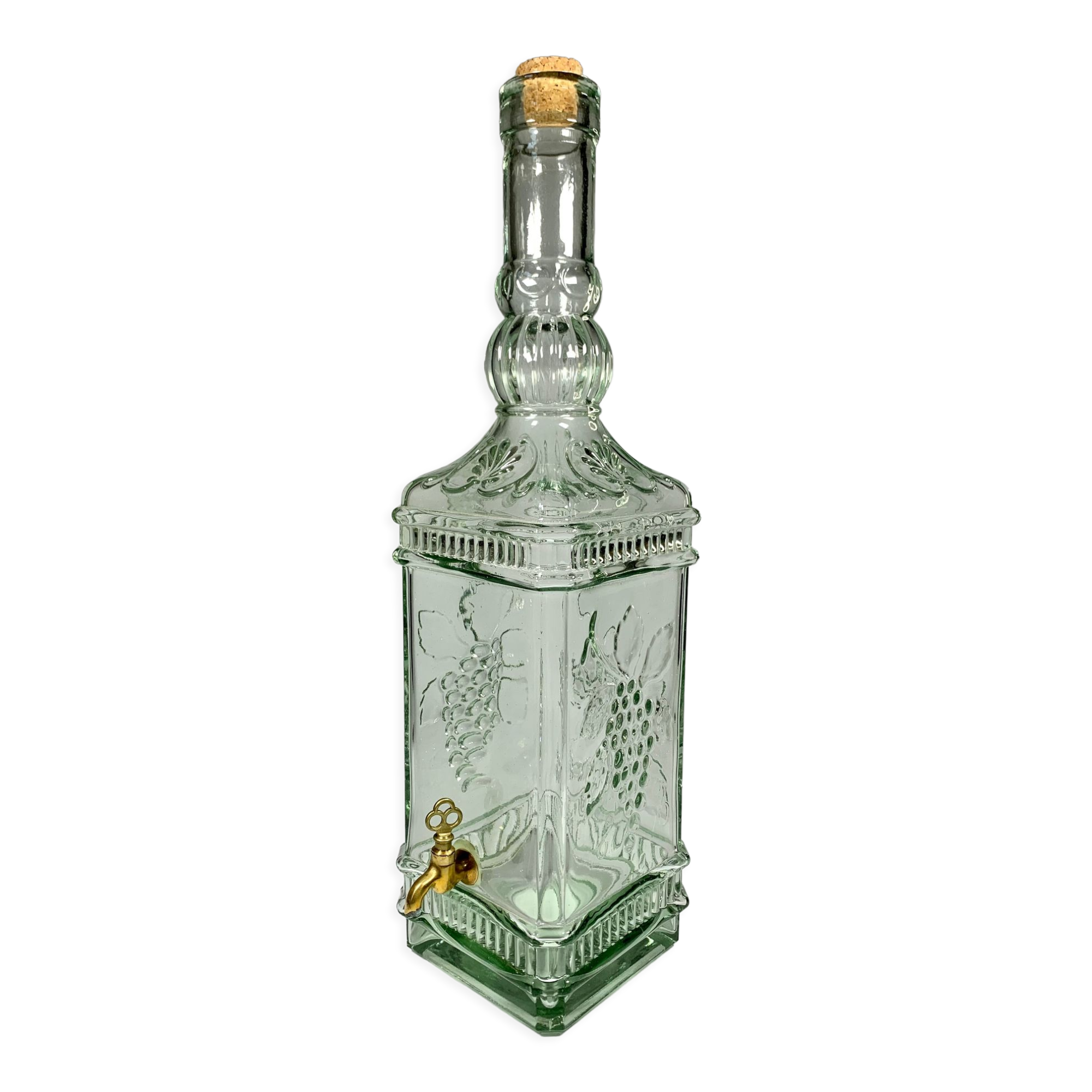Quadrangular glass fountain and brass tap