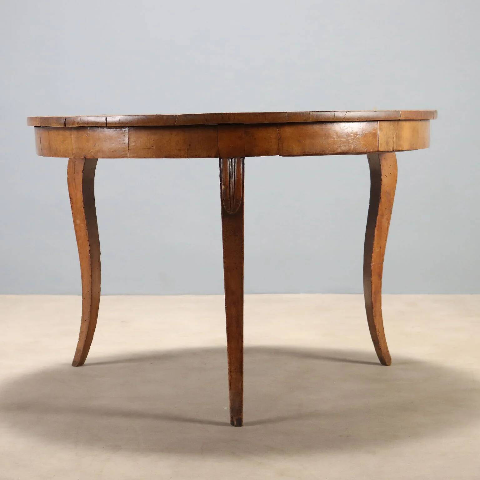Table ronde élégante avec tiroir et pieds galbés