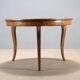 Table ronde élégante avec tiroir et pieds galbés