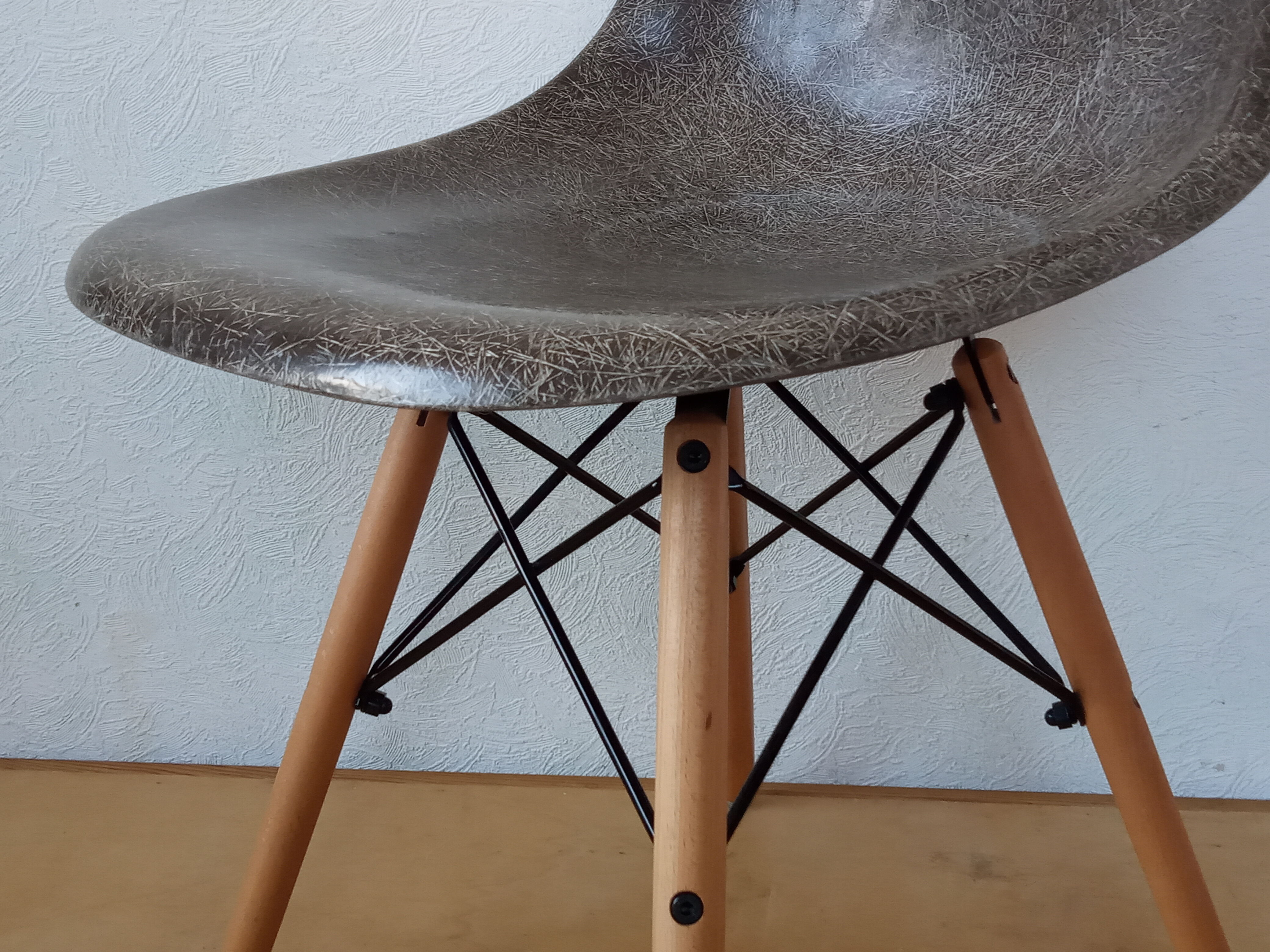 Eames DSW Fiberglass Chair