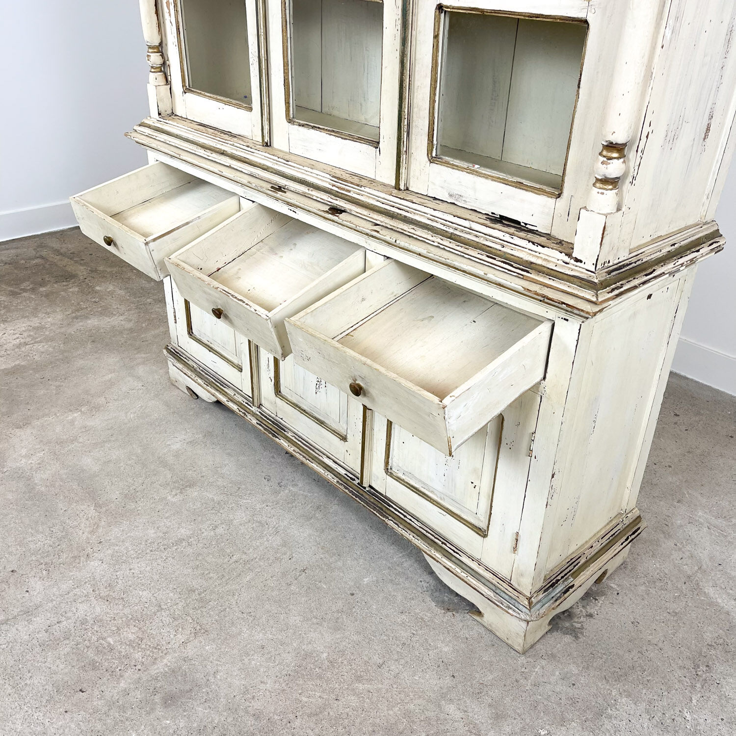 Vintage brocant White painted Kitchen display cabinet