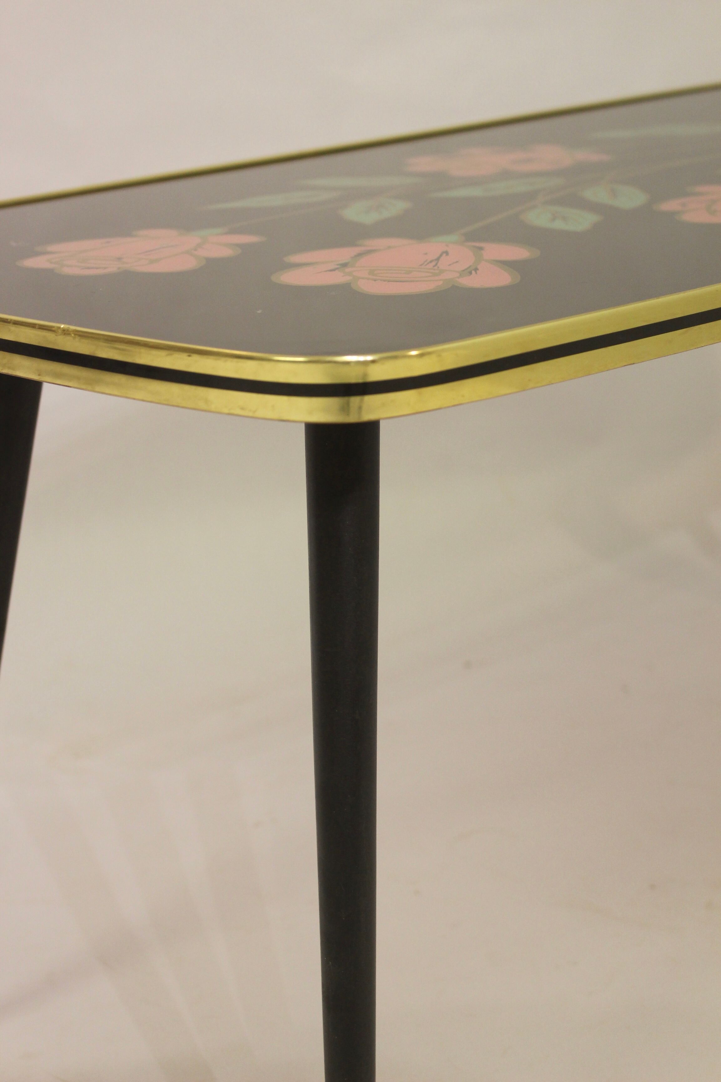 Vintage coffee table year 60 flower patterns