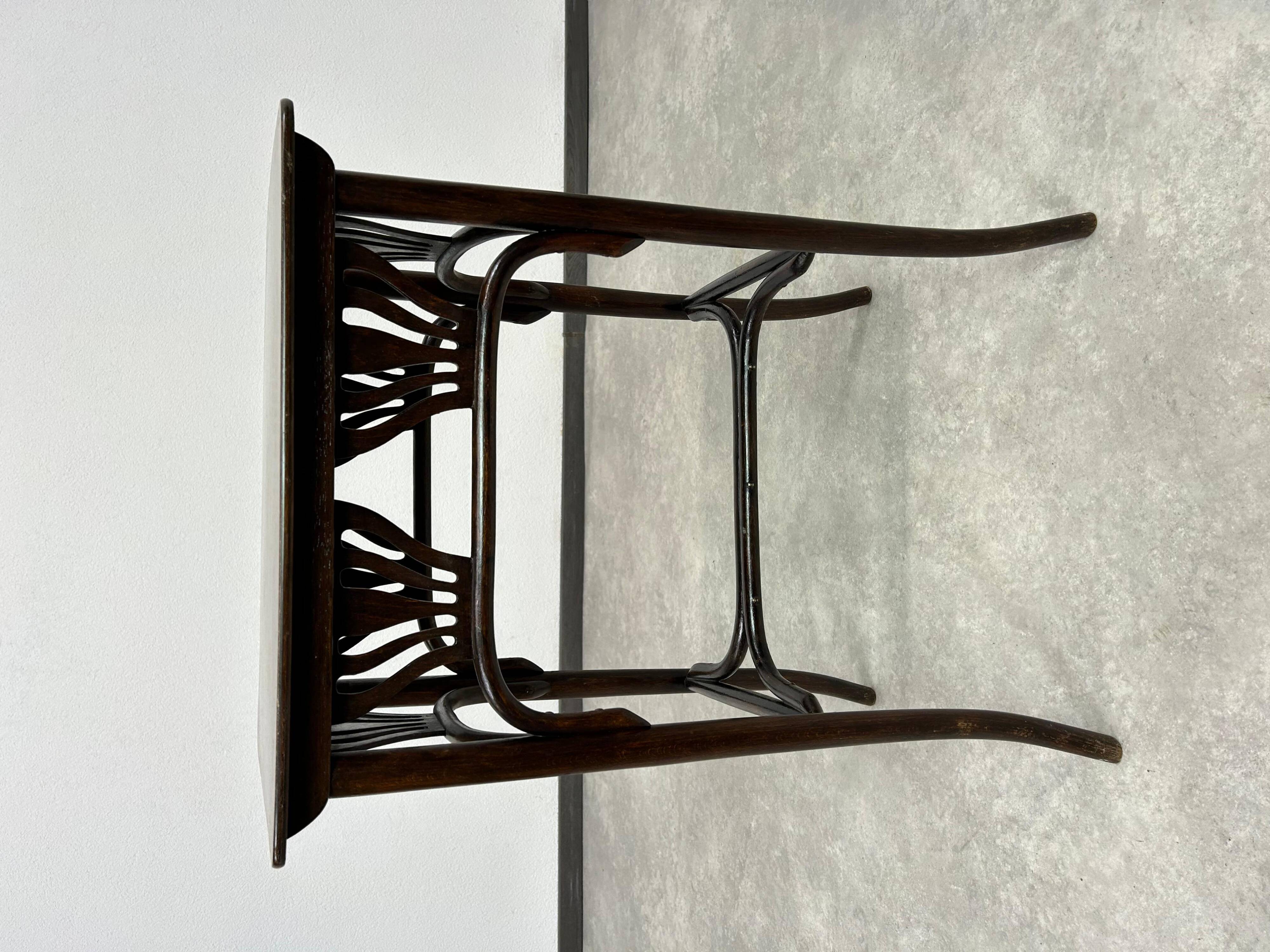 Table d'appoint en bois courbé par Thonet