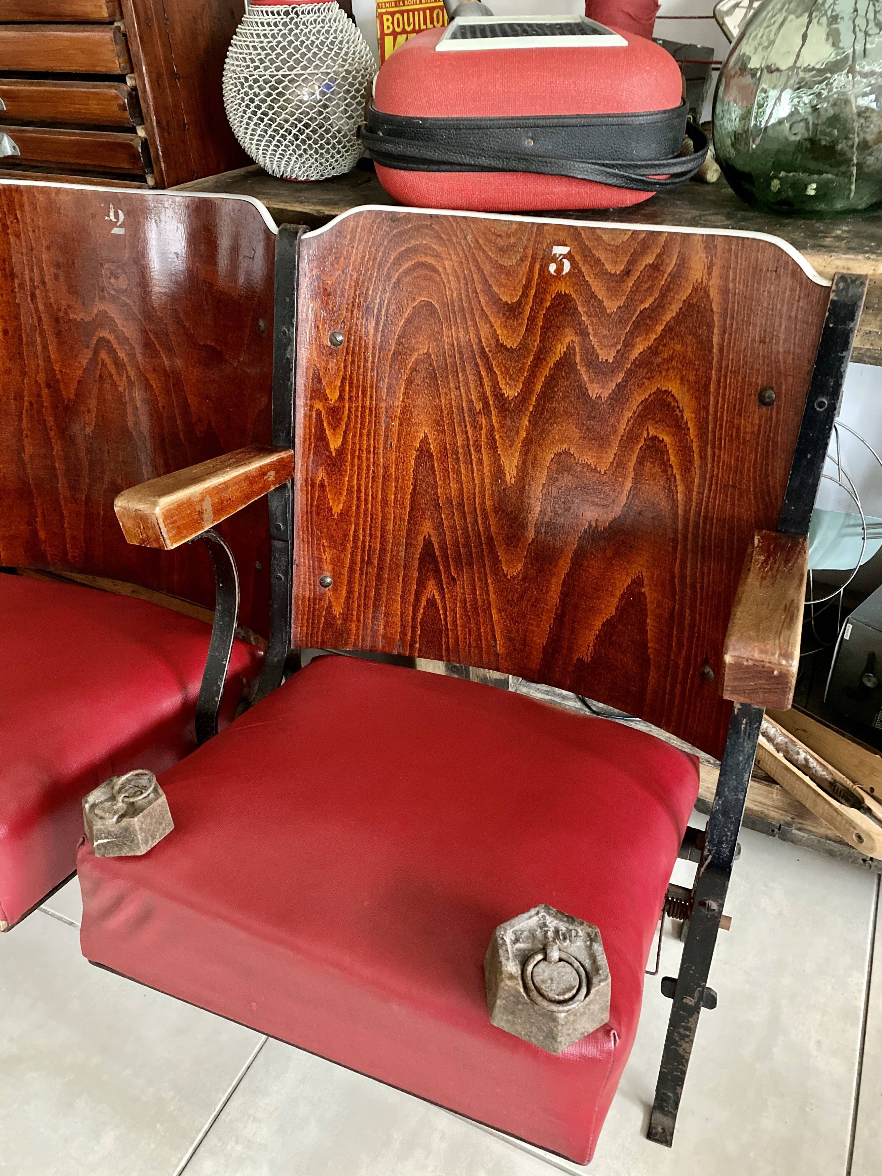 Paire de fauteuils de cinéma vintage