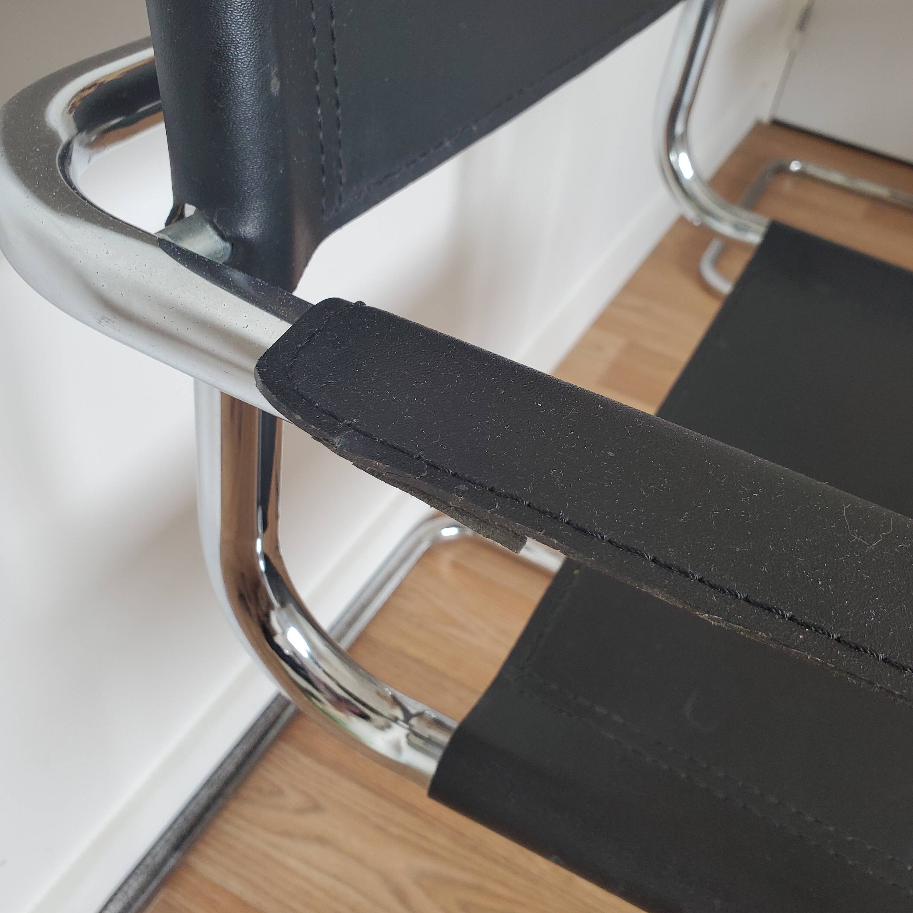 Pair of armchairs in chrome and black leather