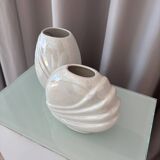 Paire de vases vintage en céramique blanche irisée