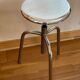Tabouret à vis chromé d’atelier coiffeur