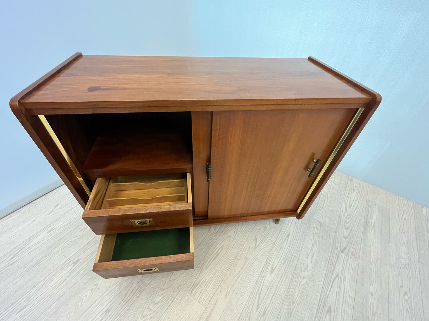 Cabinet with sliding doors