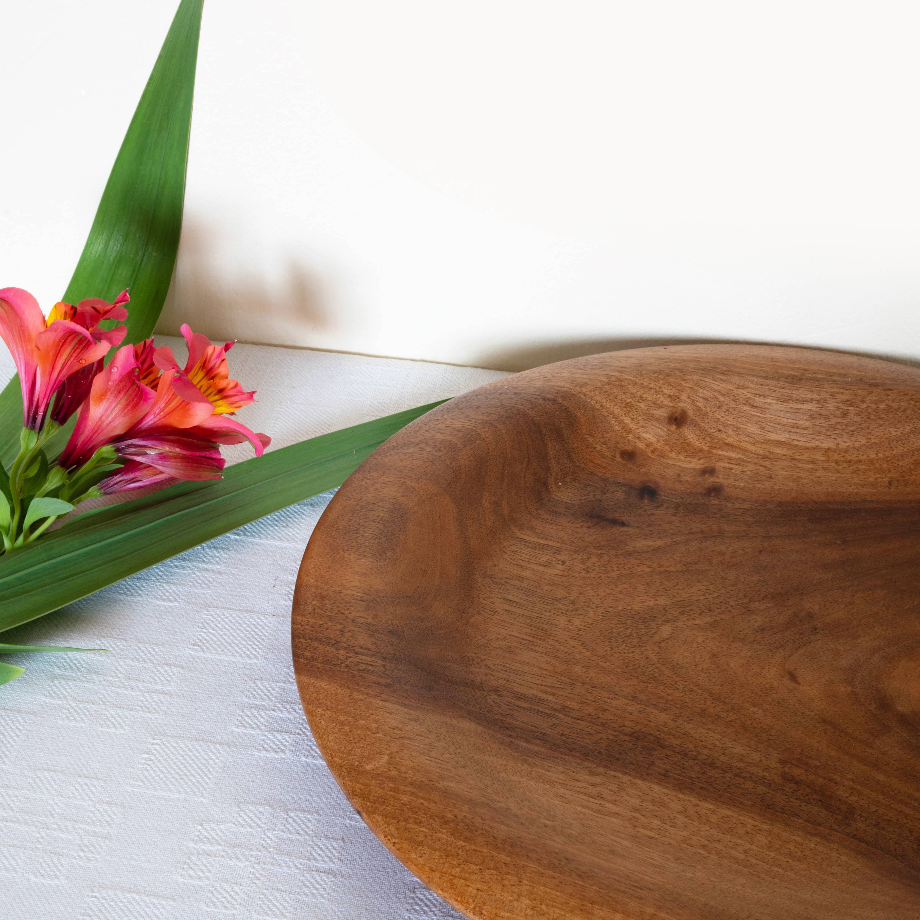 Round artisanal walnut dish