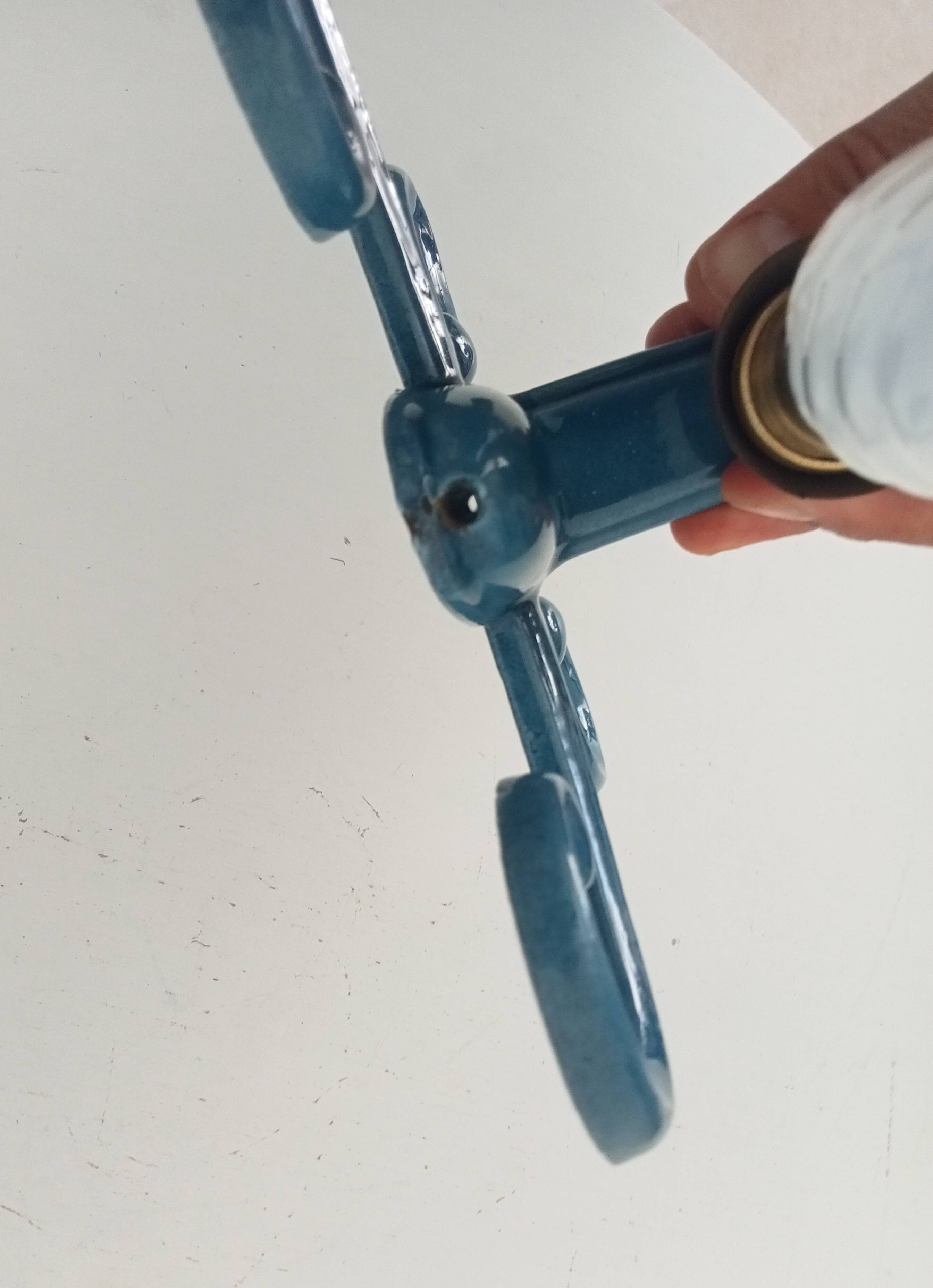 Antique wall light in enamelled cast iron.